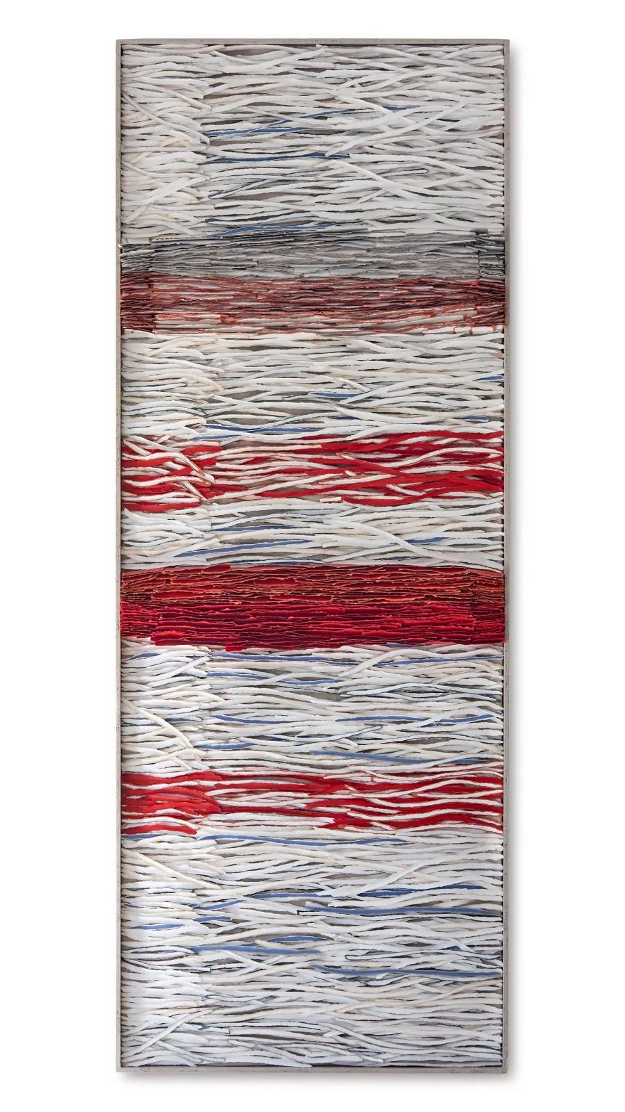 Dreidimensionales Papierkunstwerk, Rote und graue Wellen, zerrissenes Papier, 2024 – Mixed Media Art von Bianca Severijns