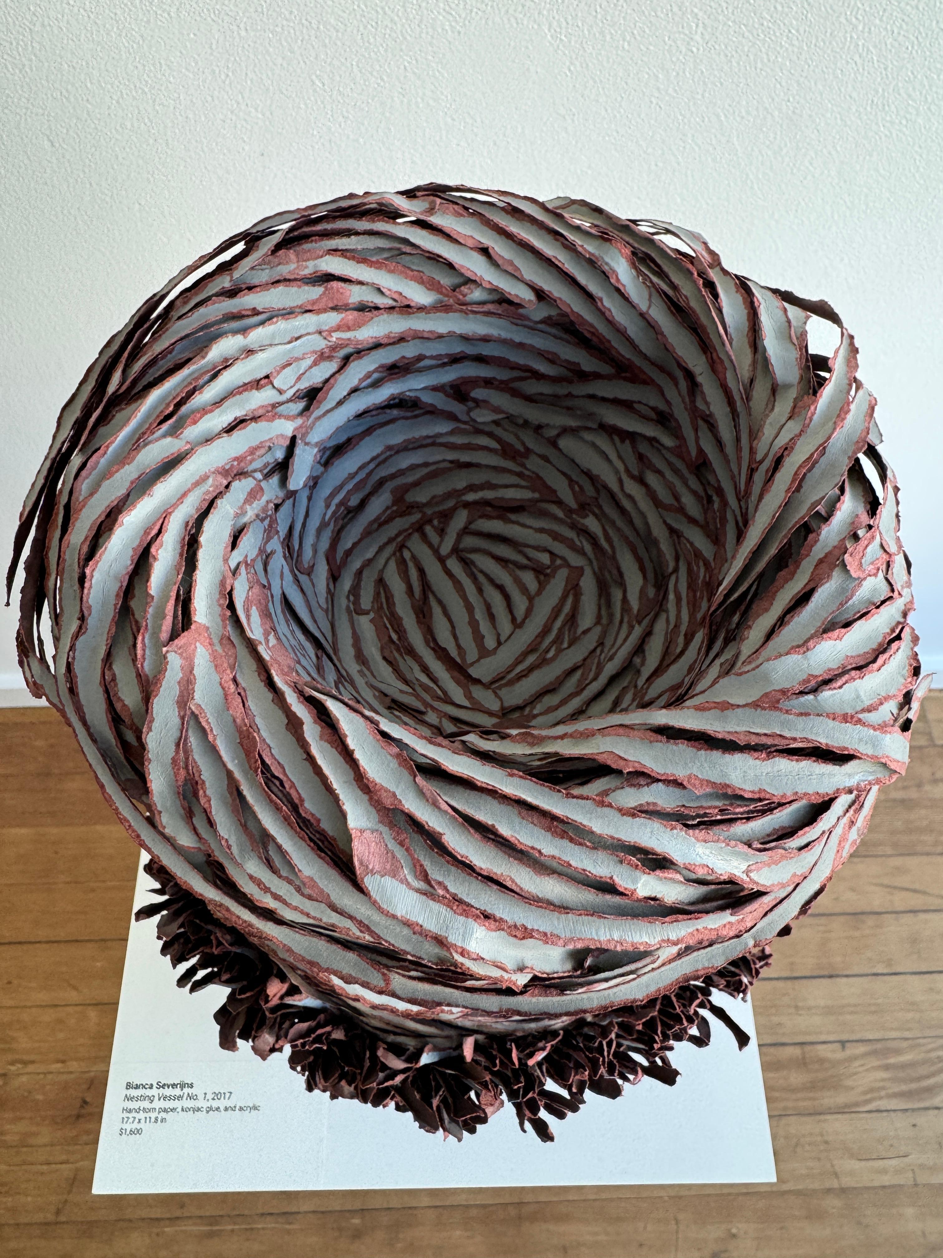 Escultura de papel en azul, blanco y morado, 2017 en venta 5