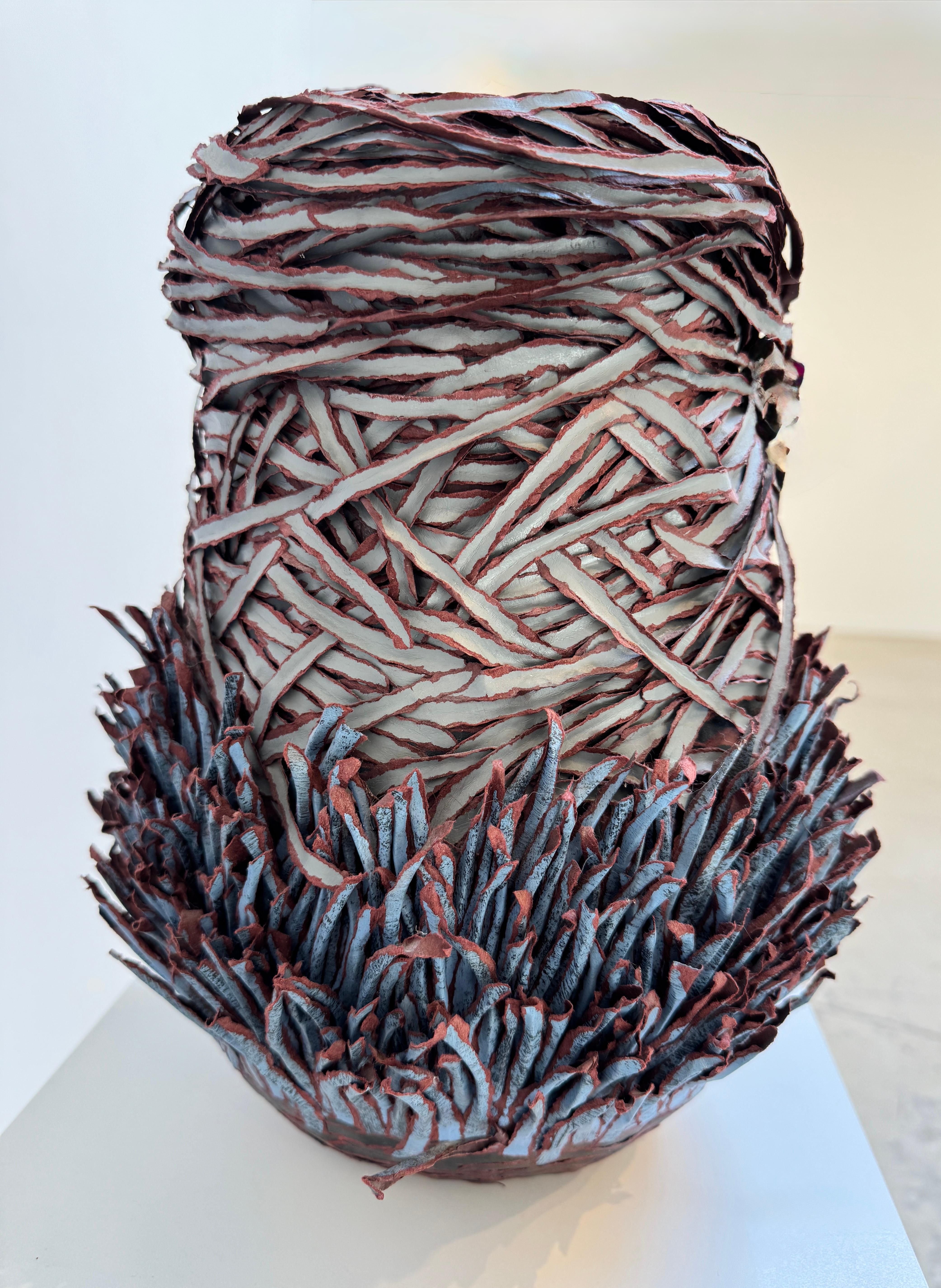 Escultura de papel en azul, blanco y morado, 2017 - Sculpture de Bianca Severijns