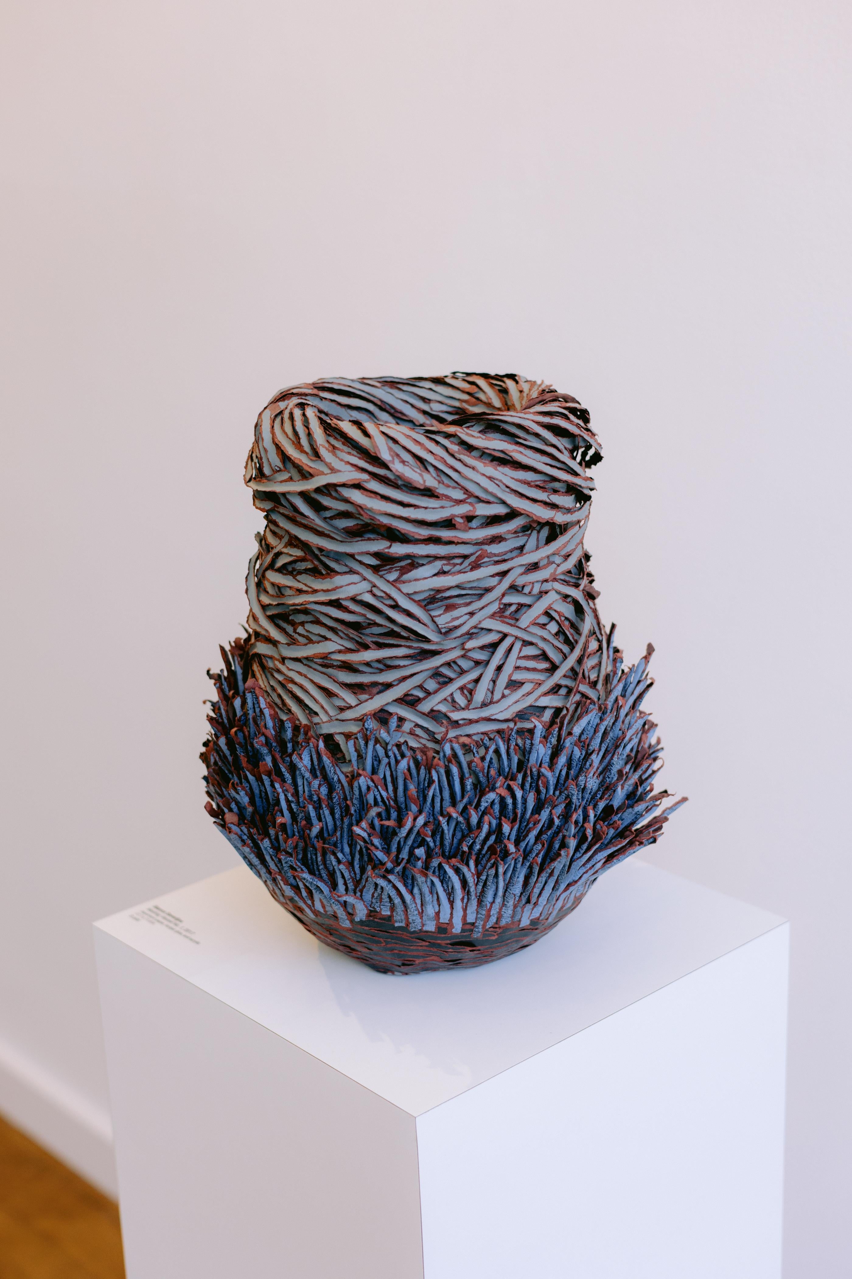 Escultura de papel en azul, blanco y morado, 2017 - Sculpture Abstracto de Bianca Severijns