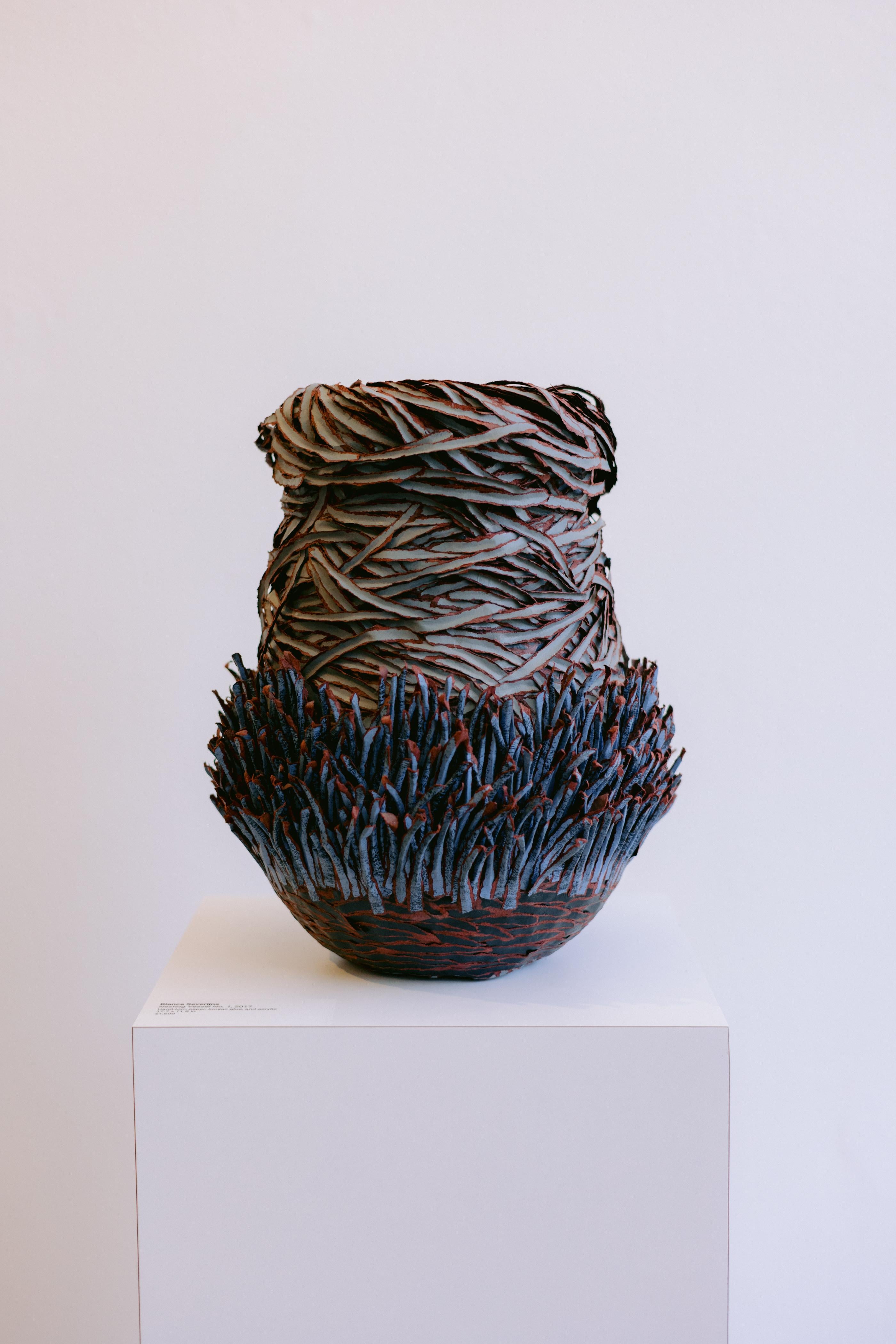 Escultura de papel en azul, blanco y morado, 2017 - Abstract Sculpture Gris de Bianca Severijns