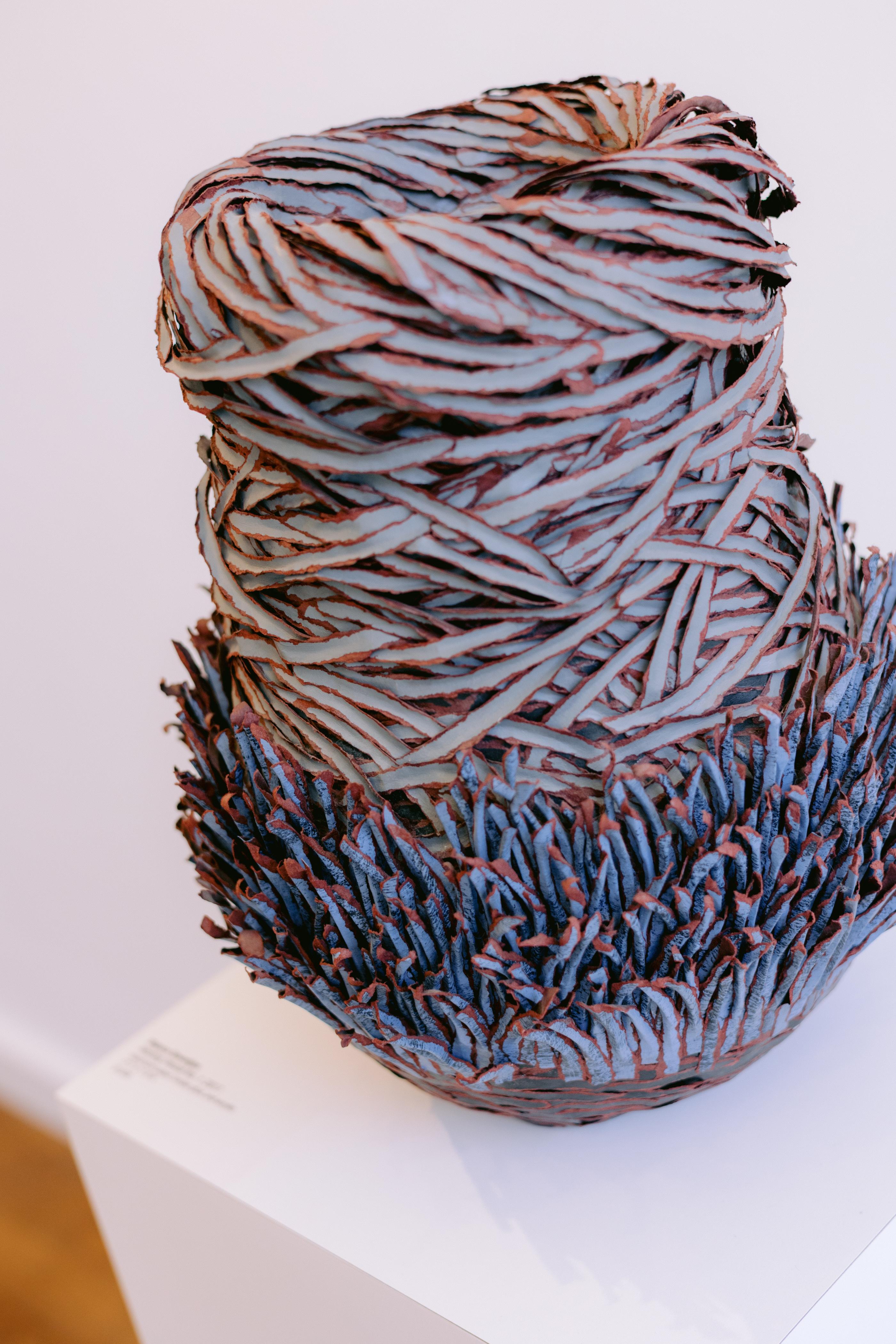 Escultura de papel en azul, blanco y morado, 2017 en venta 1