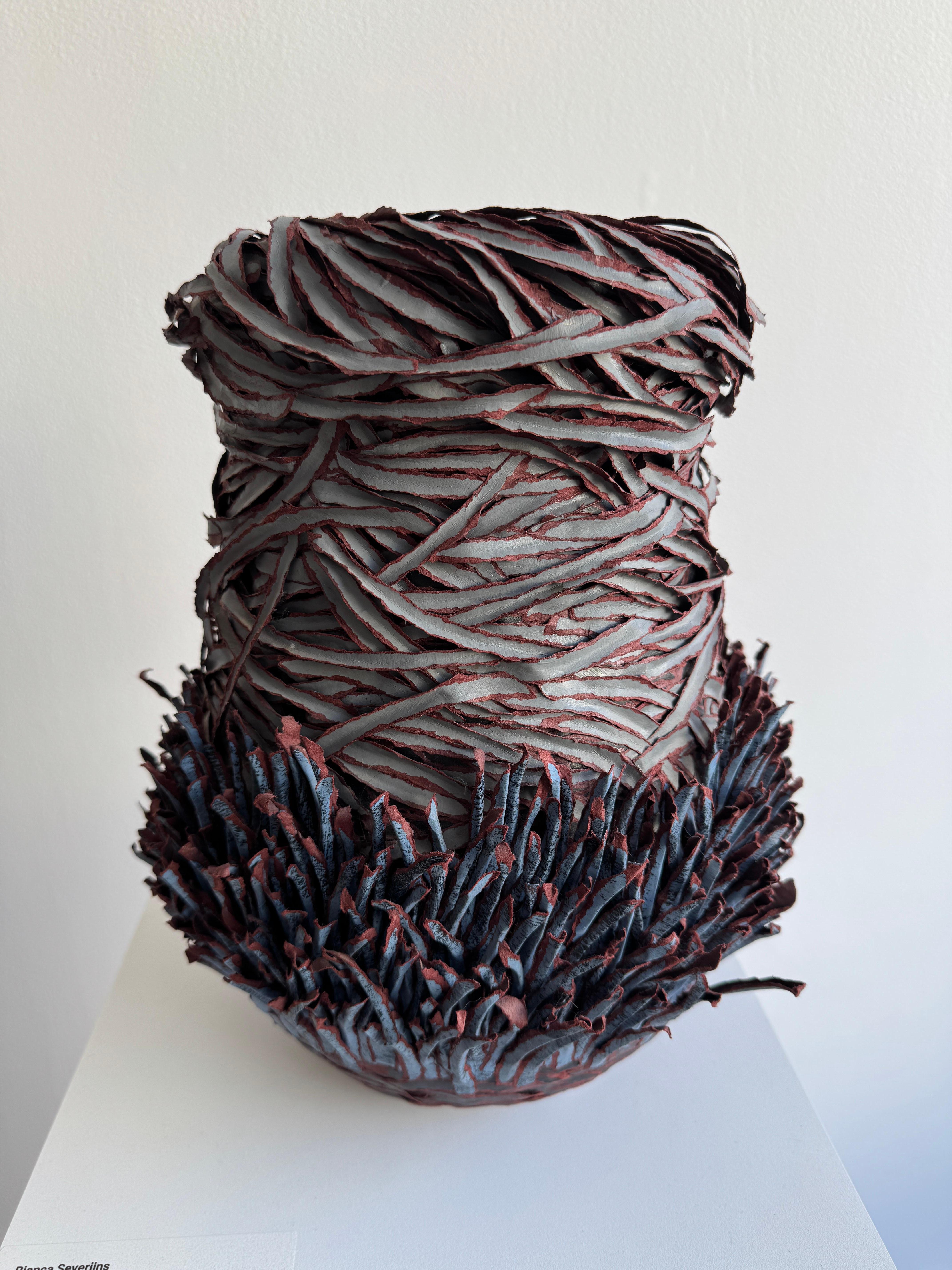 Escultura de papel en azul, blanco y morado, 2017 en venta 3