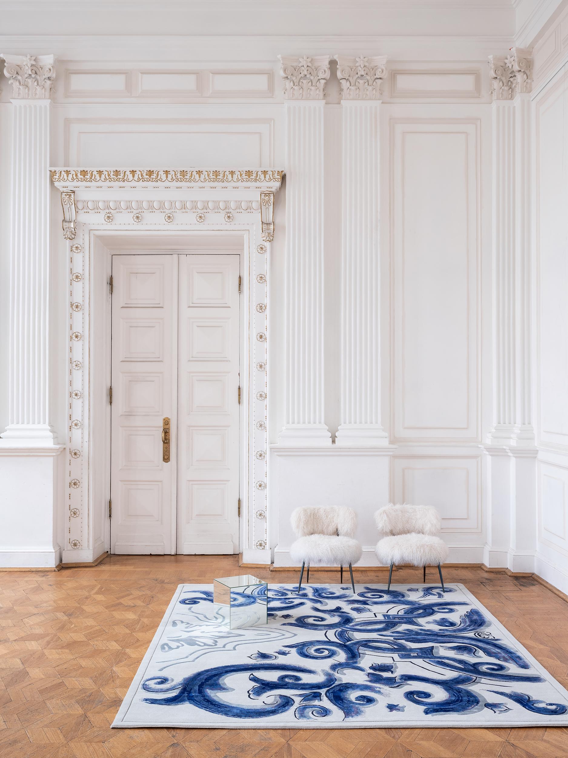 Modern Biancafiore - Traditional Blue Hand Knotted Wool Silk Rug For Sale