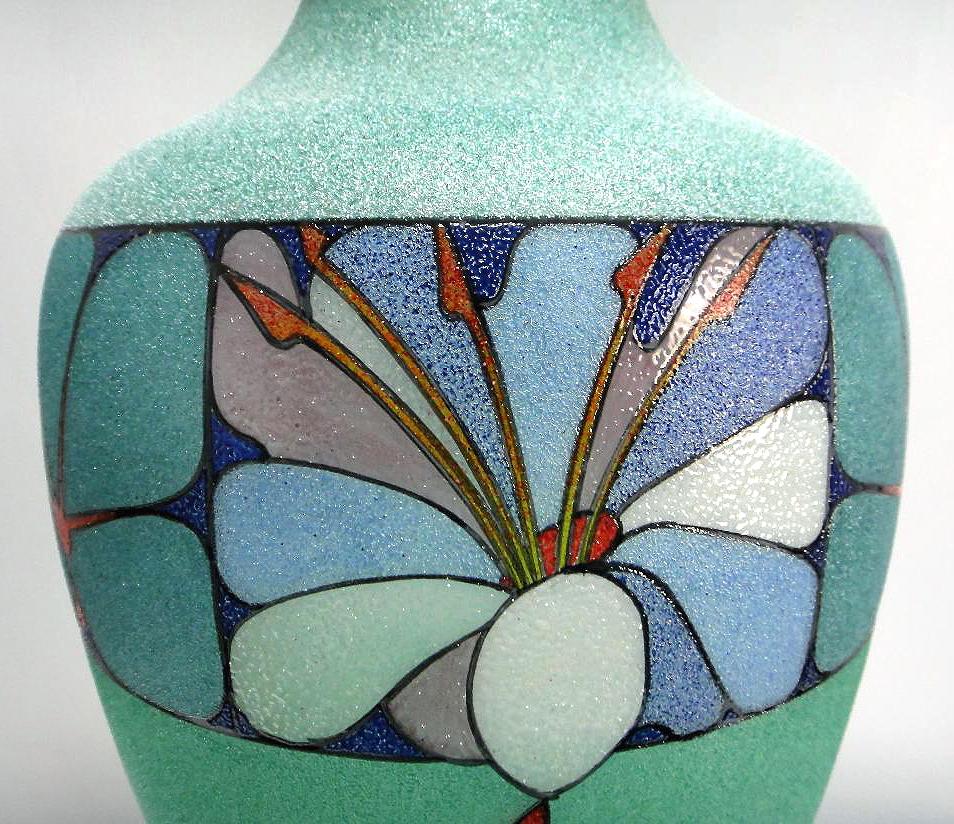 Vase en verre d'art Biancalani Elio Graniglia de Florence, Italie

Nous proposons à la vente un grand vase en verre d'art Biancalani Elio, soufflé et décoré à la main, avec une finition graniglia. Le vase a un motif floral et est créé dans le style