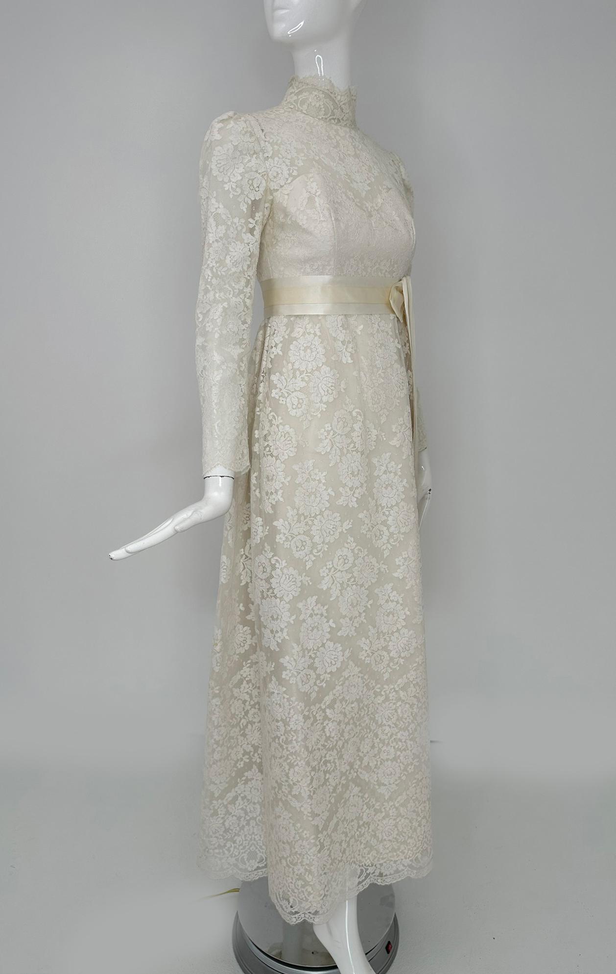 Bianchi New York/Boston Abito da sposa impero in pizzo bianco a collo alto 1960s X Small in vendita 5