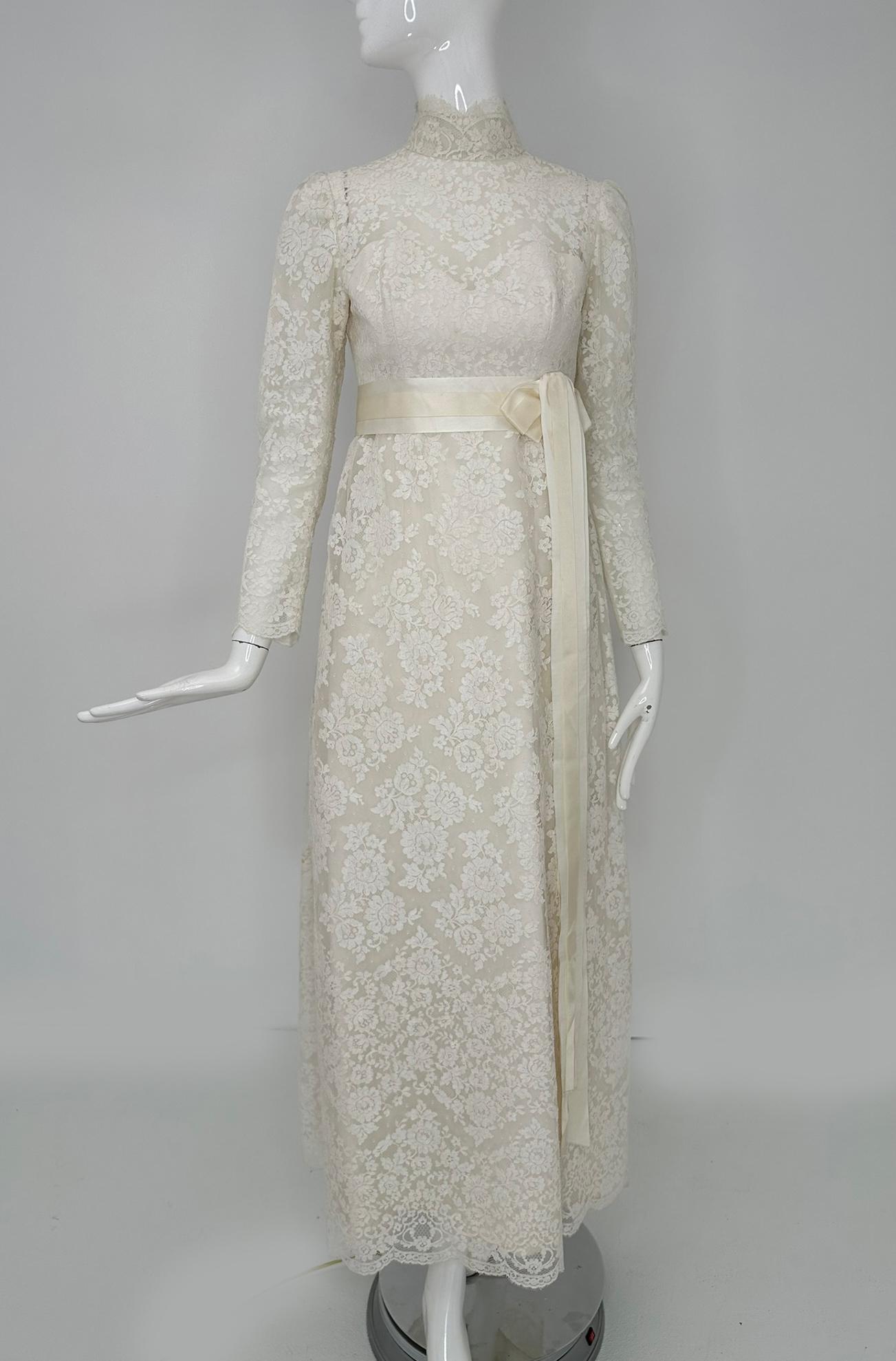 Bianchi New York/Boston Abito da sposa impero in pizzo bianco a collo alto 1960s X Small in vendita 6