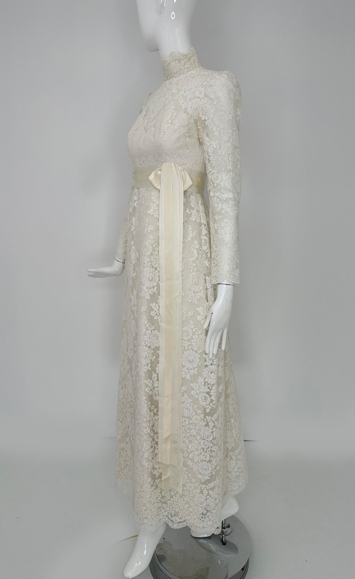 Bianchi New York/Boston Abito da sposa impero in pizzo bianco a collo alto 1960s X Small in vendita 7
