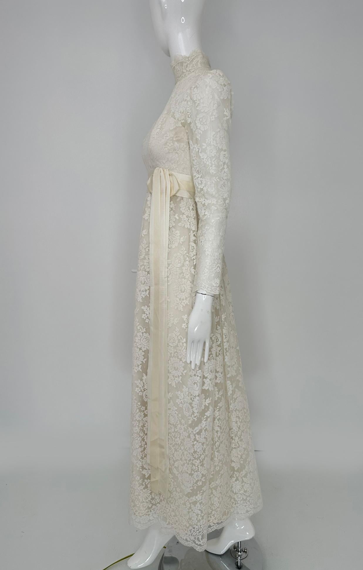 Bianchi New York/Boston Abito da sposa impero in pizzo bianco a collo alto 1960s X Small in vendita 8