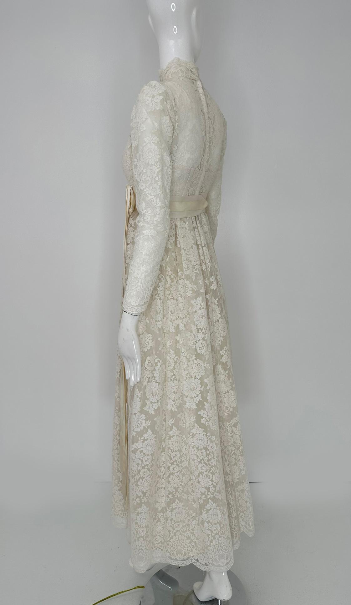 Bianchi New York/Boston Abito da sposa impero in pizzo bianco a collo alto 1960s X Small in vendita 9