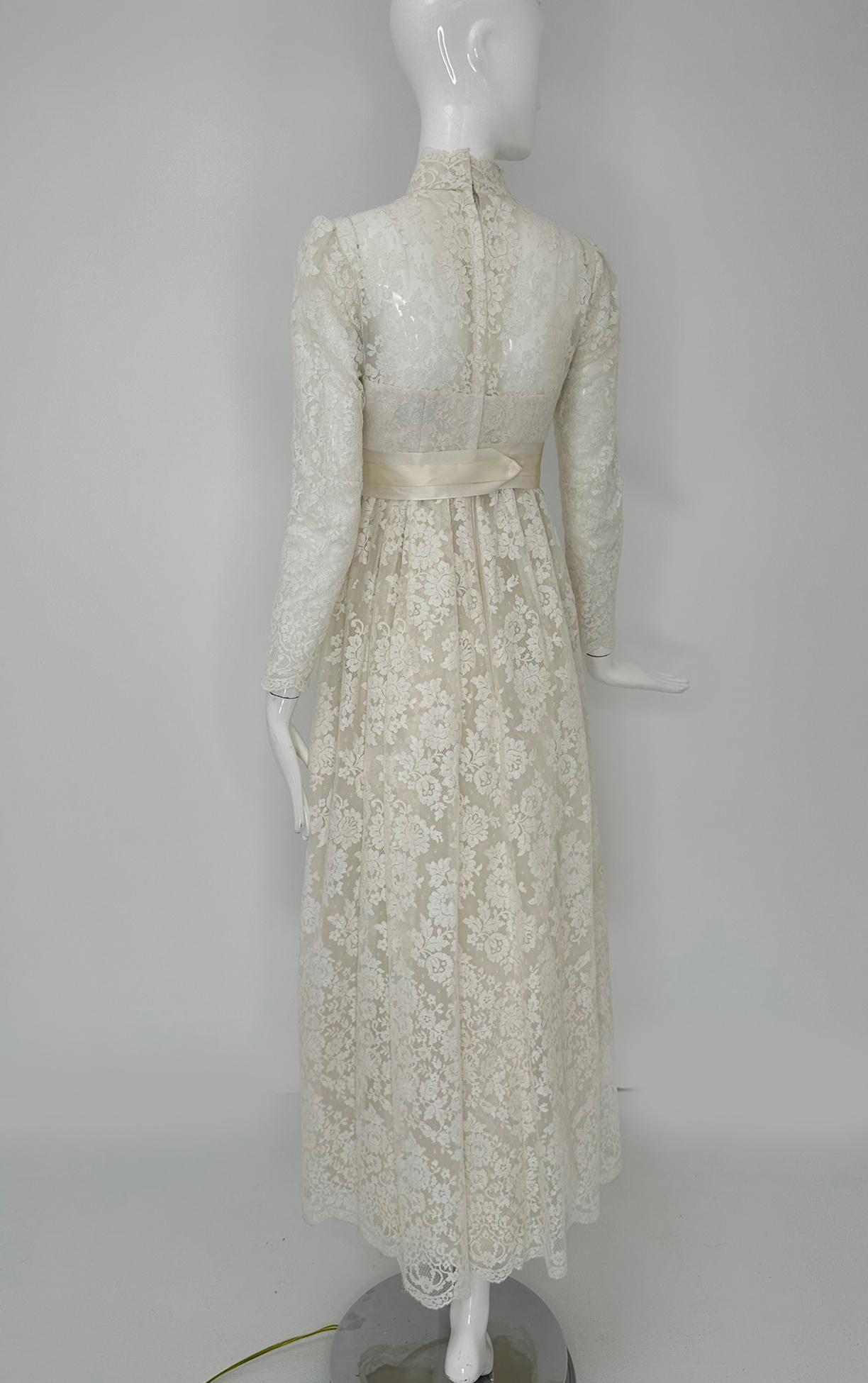 Bianchi New York/Boston Abito da sposa impero in pizzo bianco a collo alto 1960s X Small in vendita 10