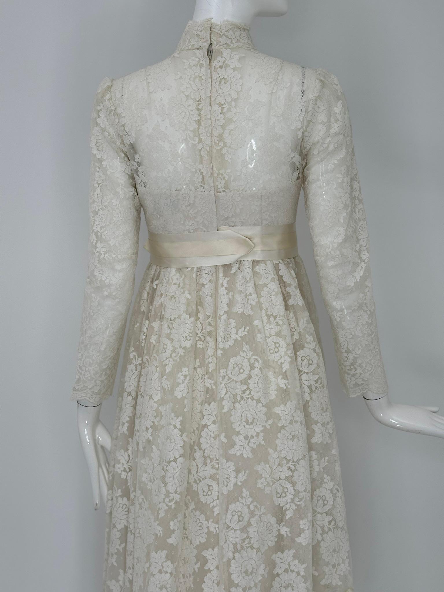 Bianchi New York/Boston Abito da sposa impero in pizzo bianco a collo alto 1960s X Small in vendita 11