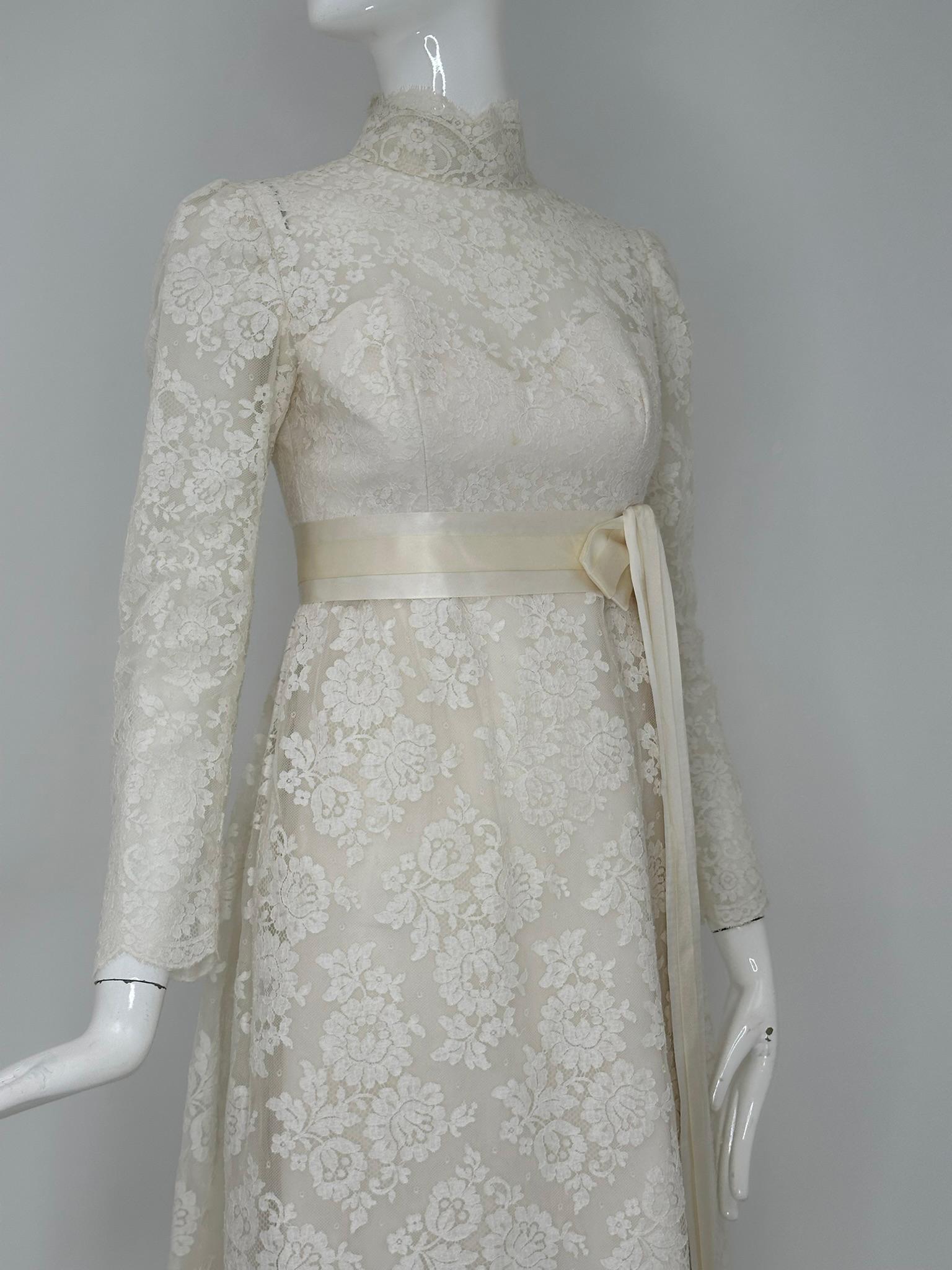 Bianchi New York/Boston Abito da sposa impero in pizzo bianco a collo alto 1960s X Small in vendita 12