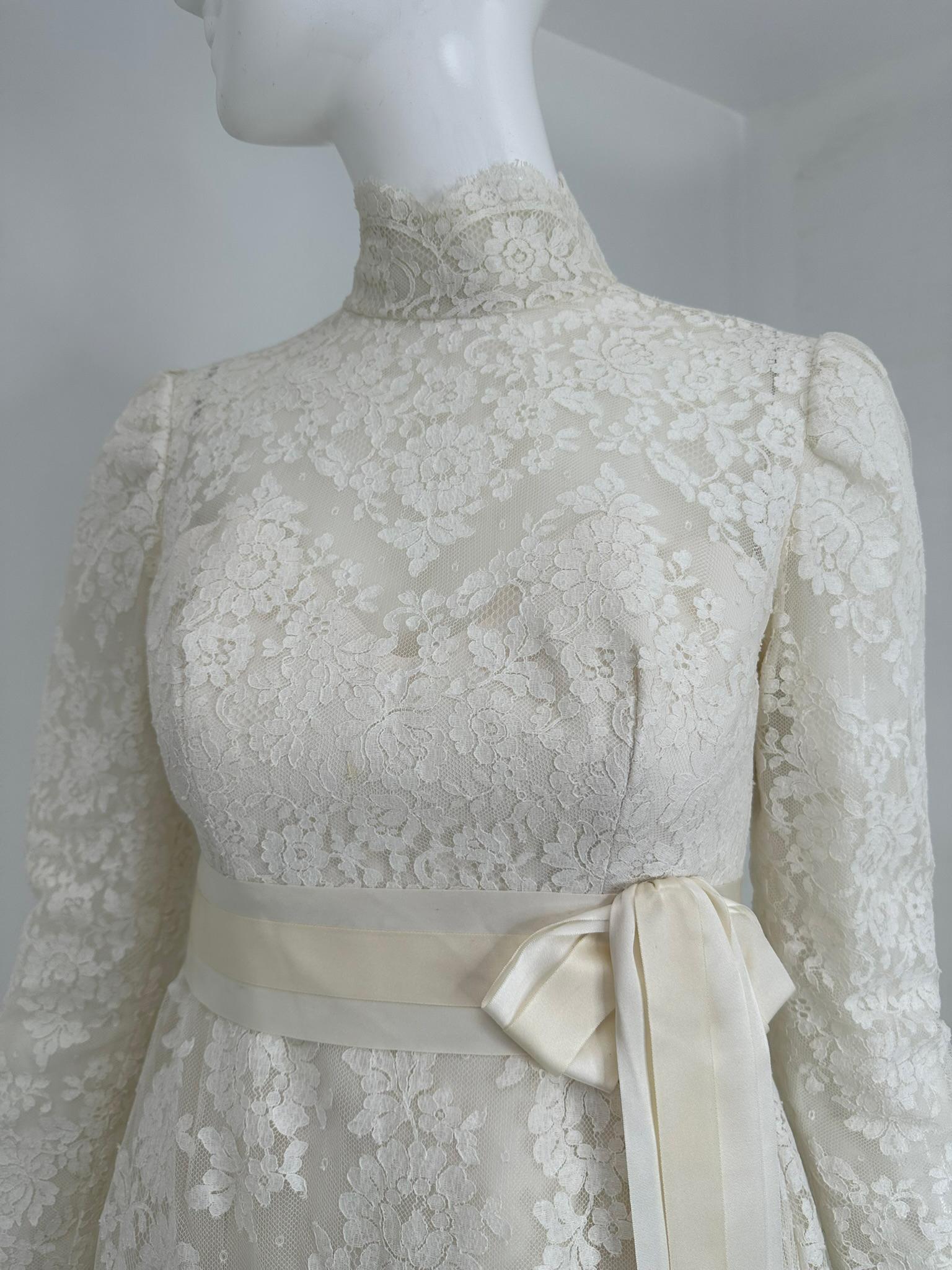 Bianchi New York/Boston Abito da sposa impero in pizzo bianco a collo alto 1960s X Small in vendita 14