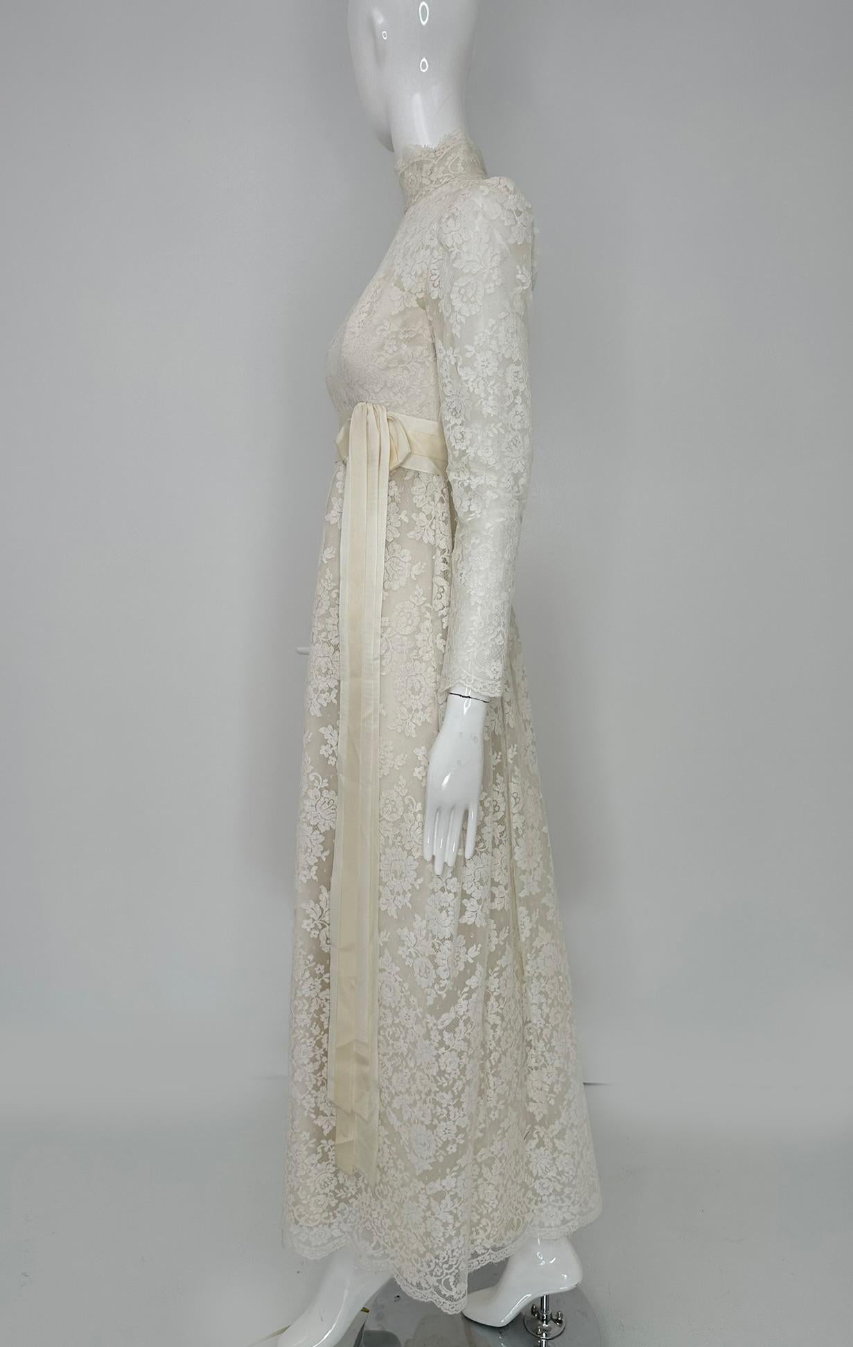 Bianchi New York/Boston, abito da sposa bianco in pizzo Chantilly, collo alto, stile impero degli anni '60, veste una taglia extra small. Un abito semplice ed elegante con un design in pizzo all over. Corpetto aderente a collo alto e manica lunga,