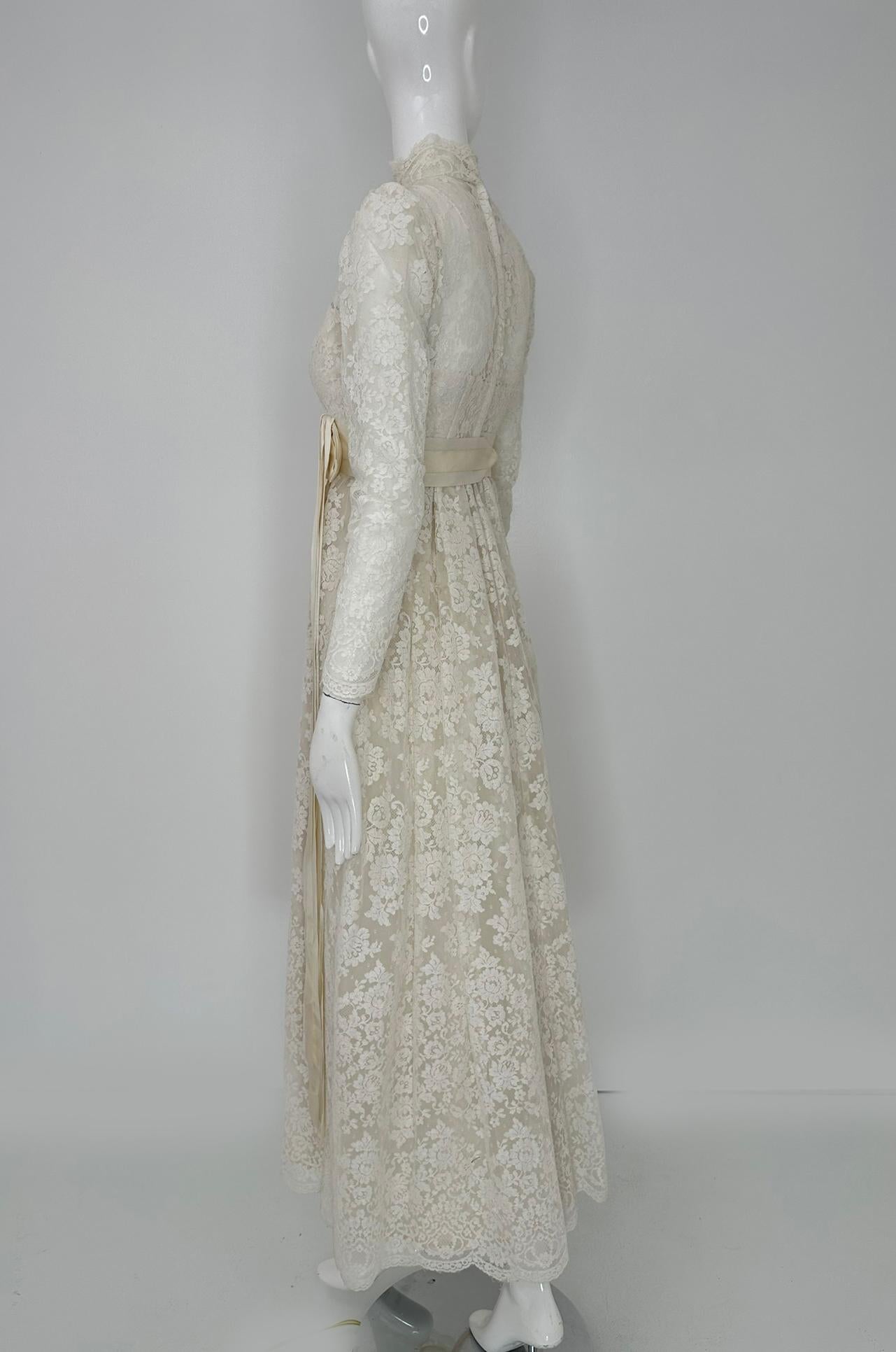 Grigio Bianchi New York/Boston Abito da sposa impero in pizzo bianco a collo alto 1960s X Small in vendita