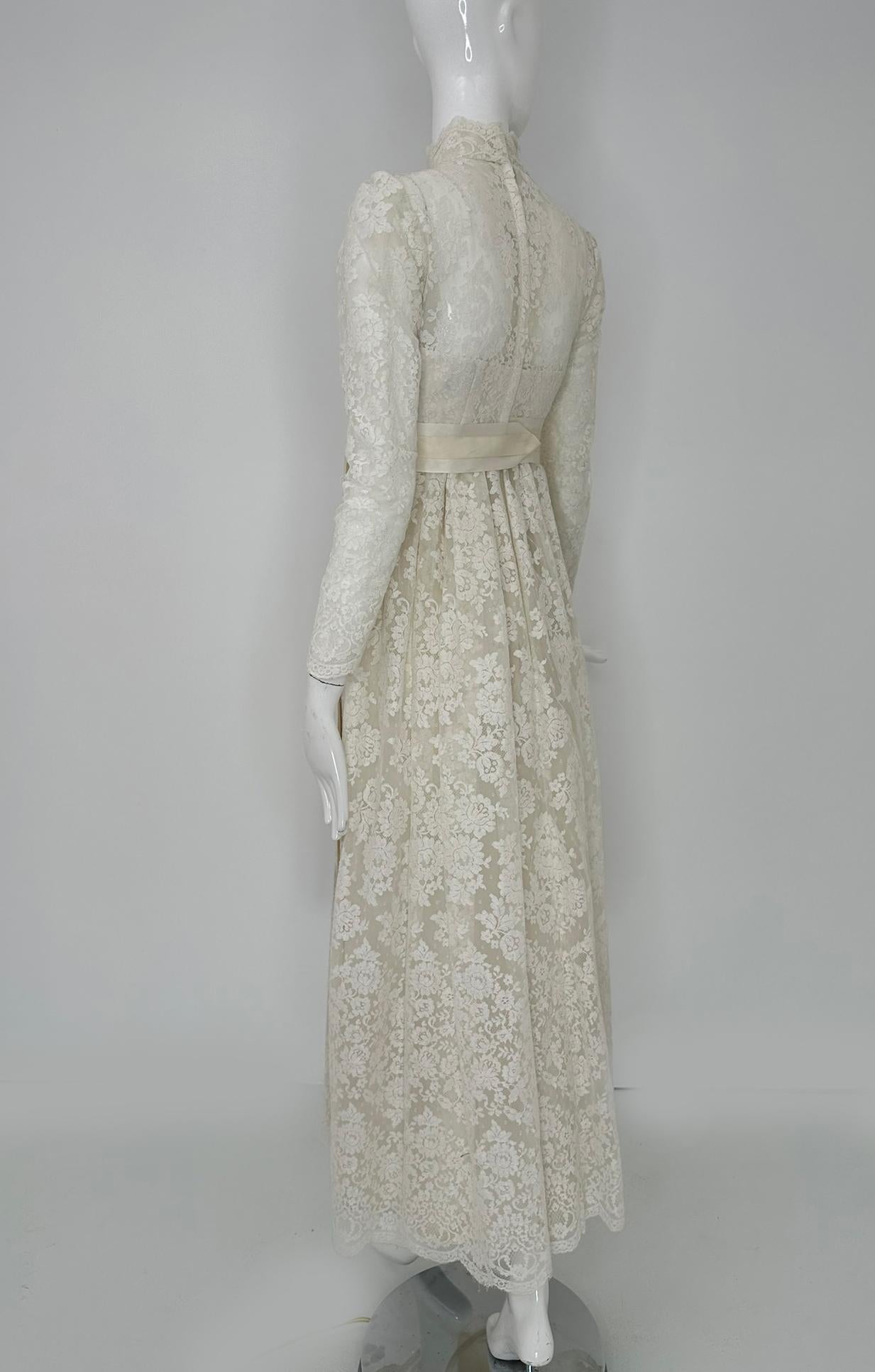 Bianchi New York/Boston Abito da sposa impero in pizzo bianco a collo alto 1960s X Small In condizioni buone in vendita a West Palm Beach, FL