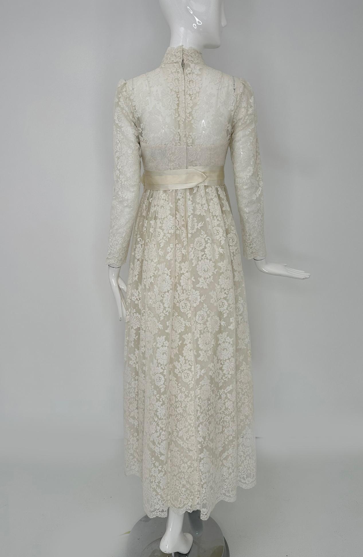 Bianchi New York/Boston Abito da sposa impero in pizzo bianco a collo alto 1960s X Small in vendita 1