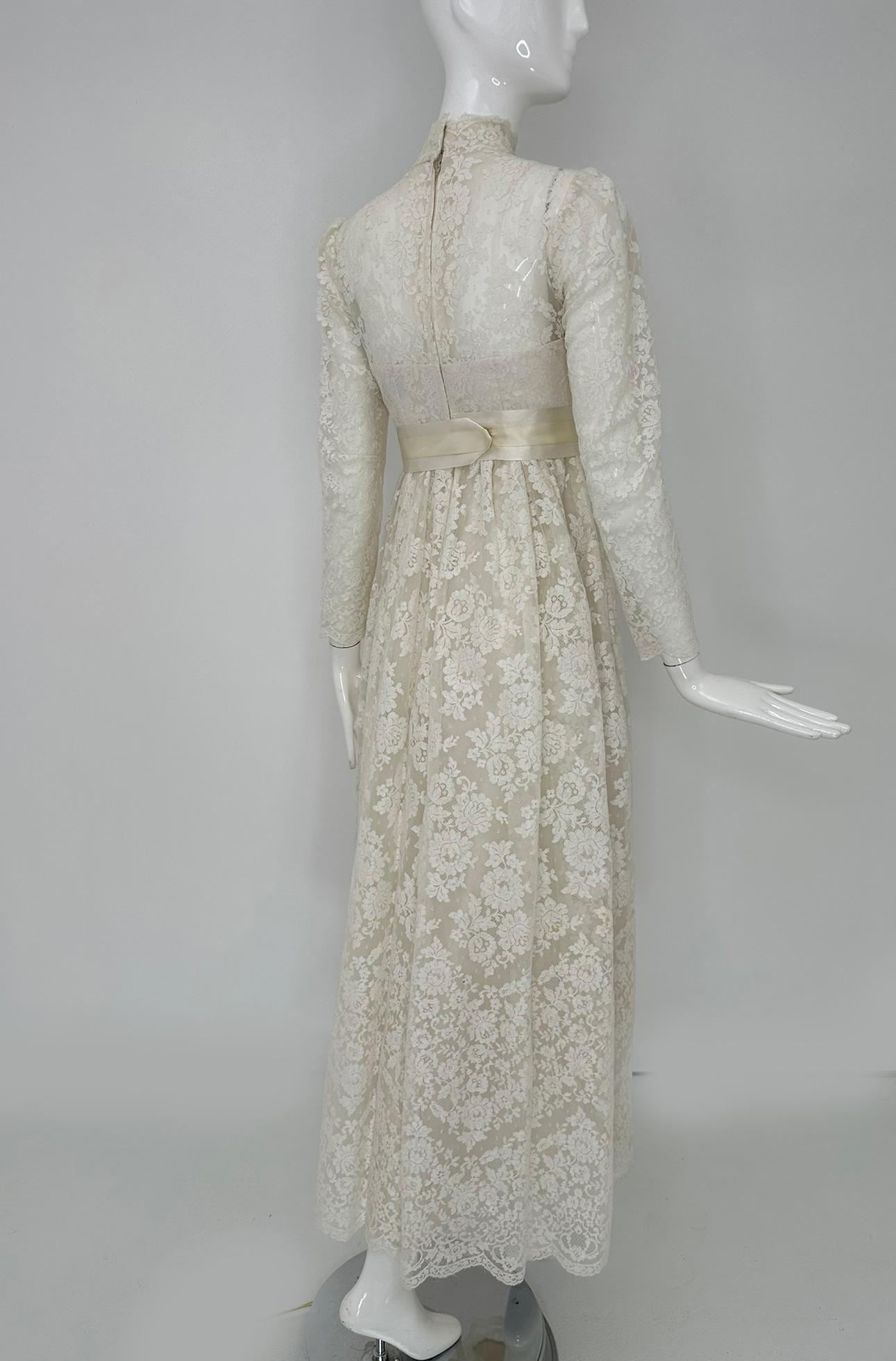 Bianchi New York/Boston Abito da sposa impero in pizzo bianco a collo alto 1960s X Small in vendita 2
