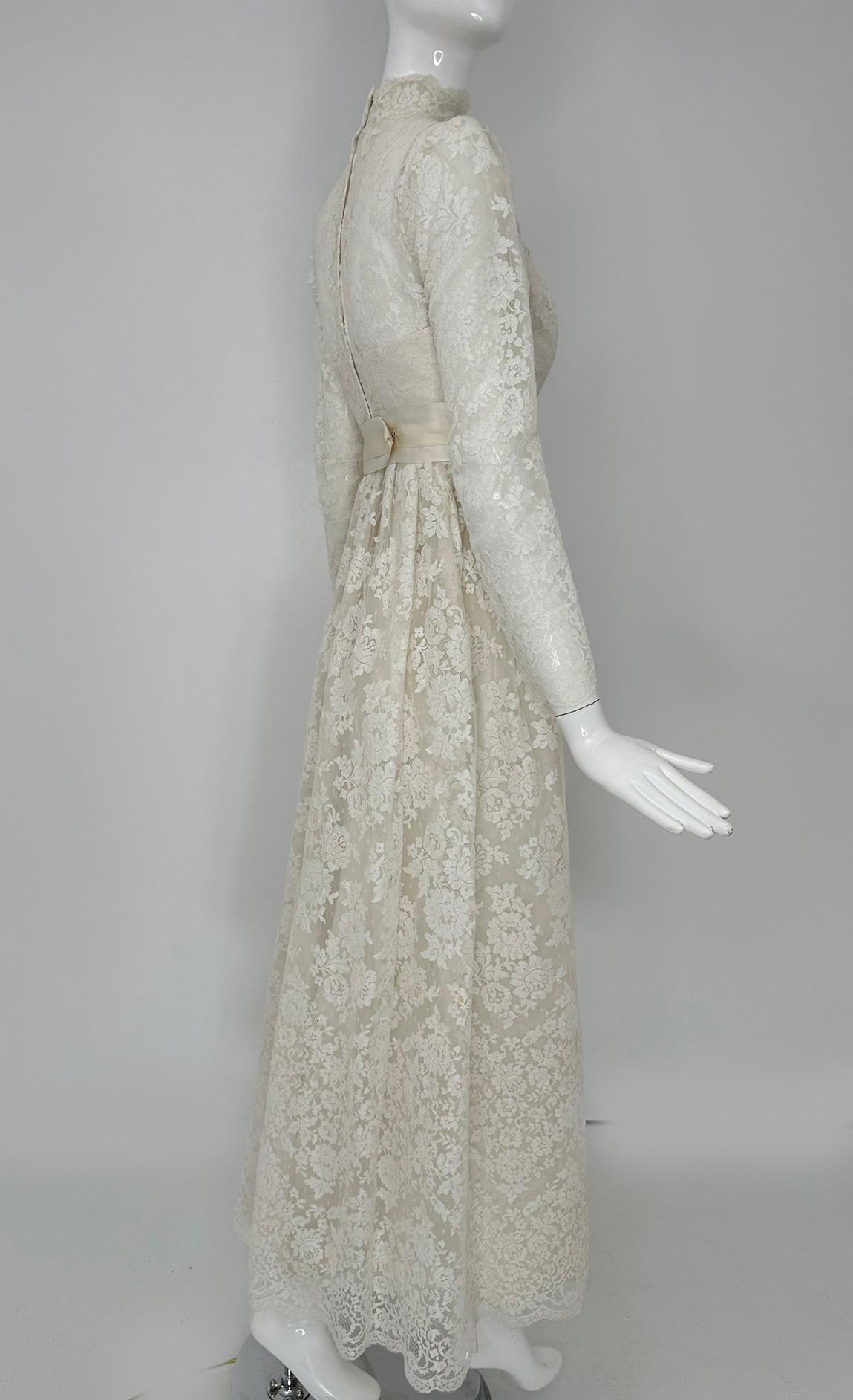 Bianchi New York/Boston Abito da sposa impero in pizzo bianco a collo alto 1960s X Small in vendita 3