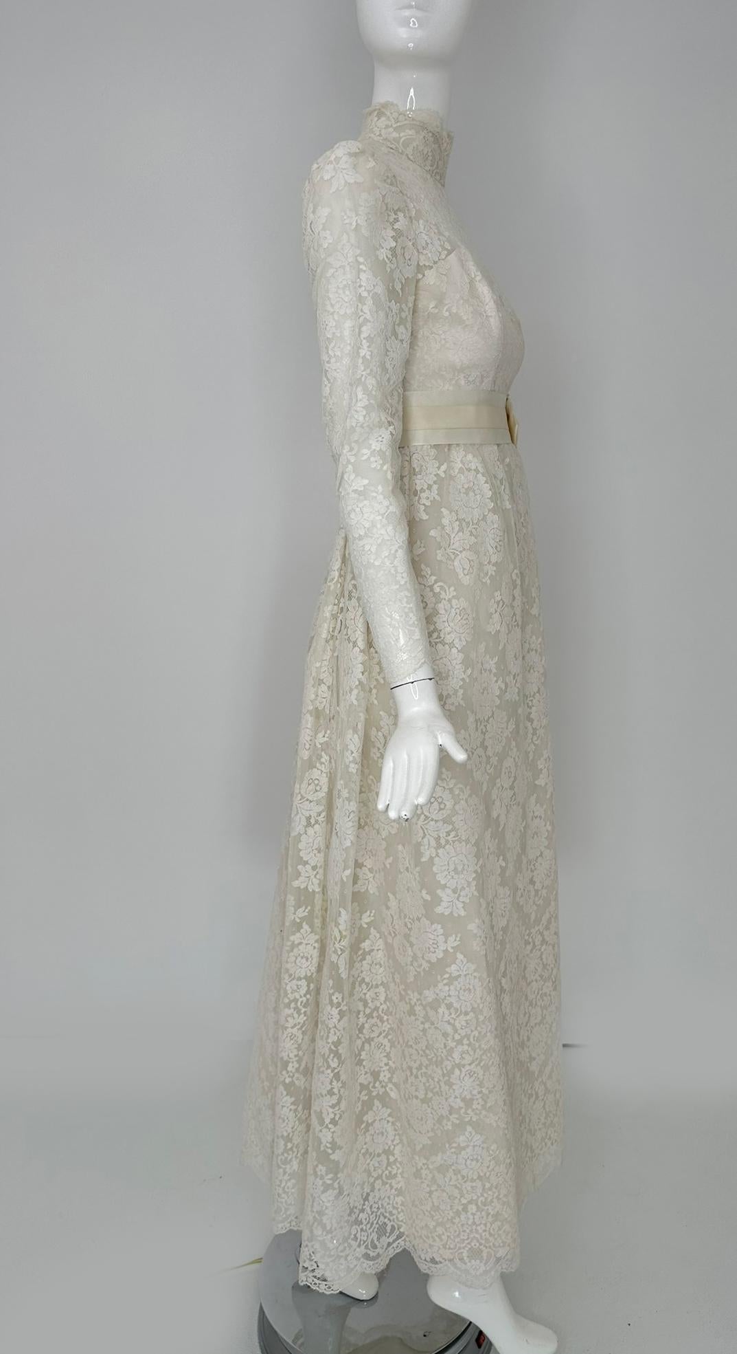 Bianchi New York/Boston Abito da sposa impero in pizzo bianco a collo alto 1960s X Small in vendita 4