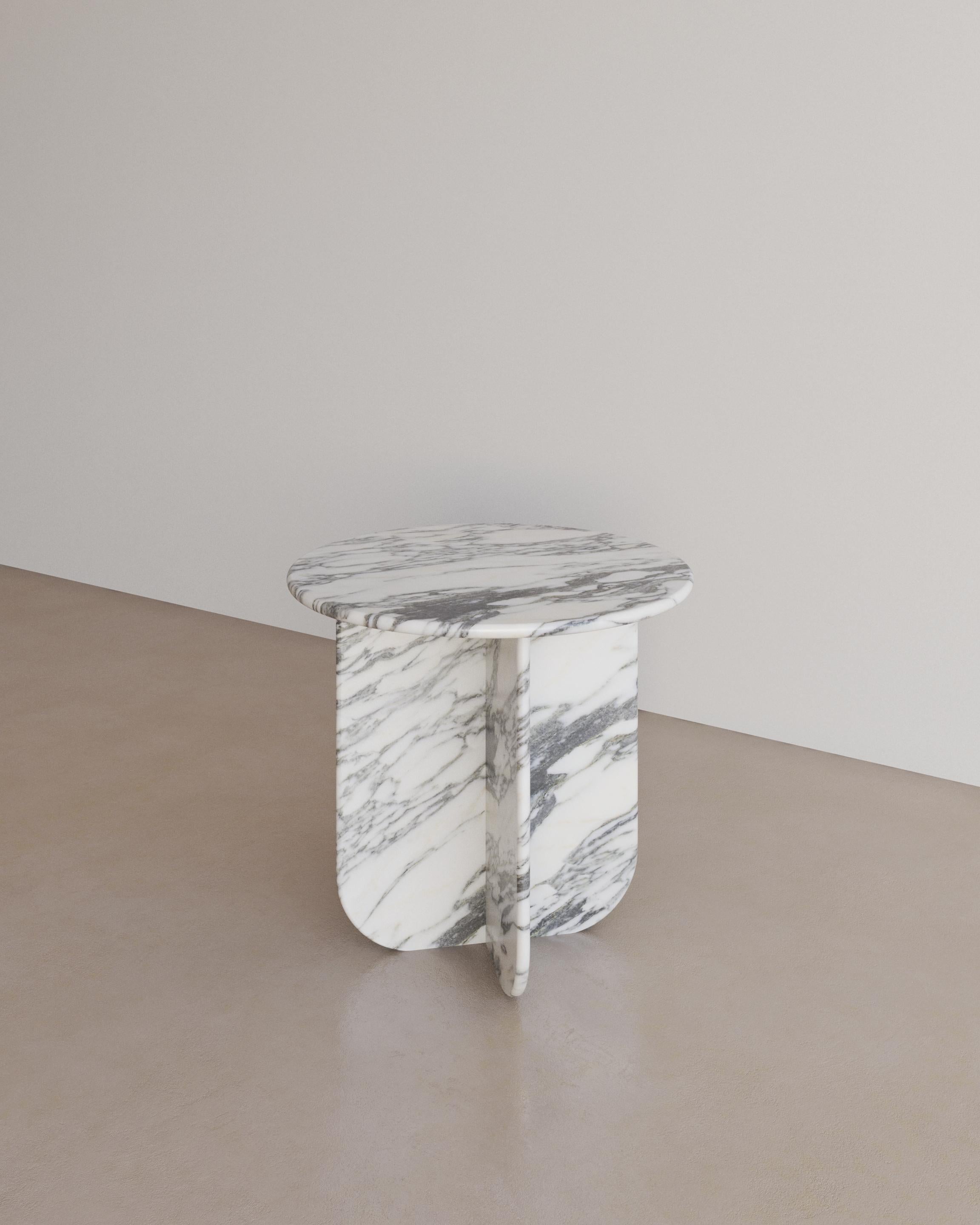 The Essentialist presents the Ètoile Occasional Table in Bianco Arabescato. A petite circle elegantly stacks upon a four point star. A bold statement that encapsulates excellence and expertise. Finished with bullnose edge detailing and soft