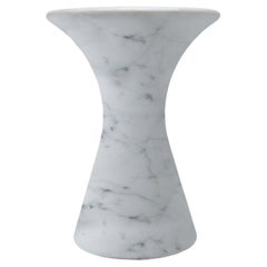Sgabello contemporaneo in marmo levigato Bianco Statuarietto di Angelo Alinea Sgabello contemporaneo in marmo levigato Bianco Statuarietto di Angelo Alinea