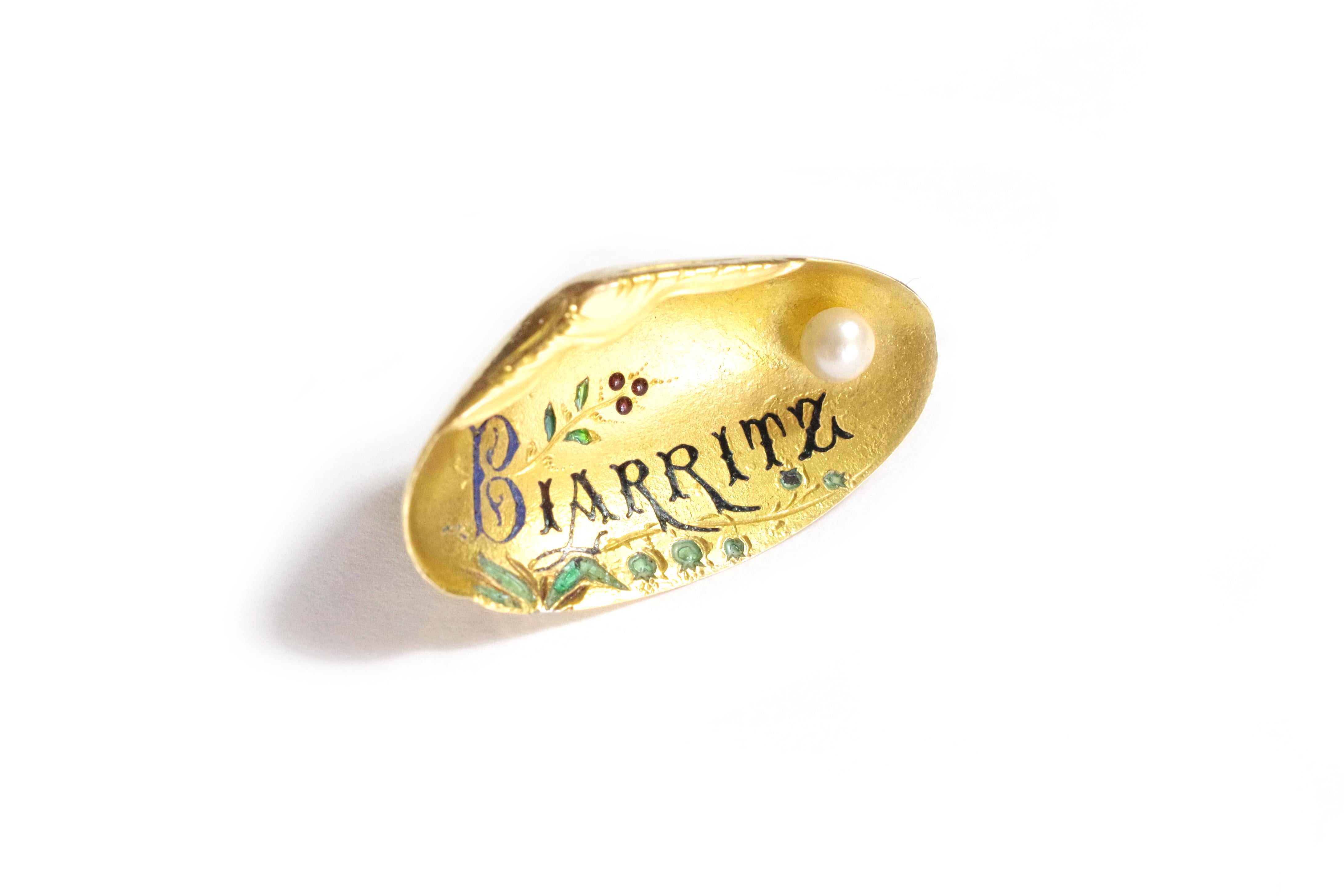 Biarritz Art Nouveau brooch in yellow gold, 18 karat. The brooch takes the form of a shell (a mussel) on which it is written 