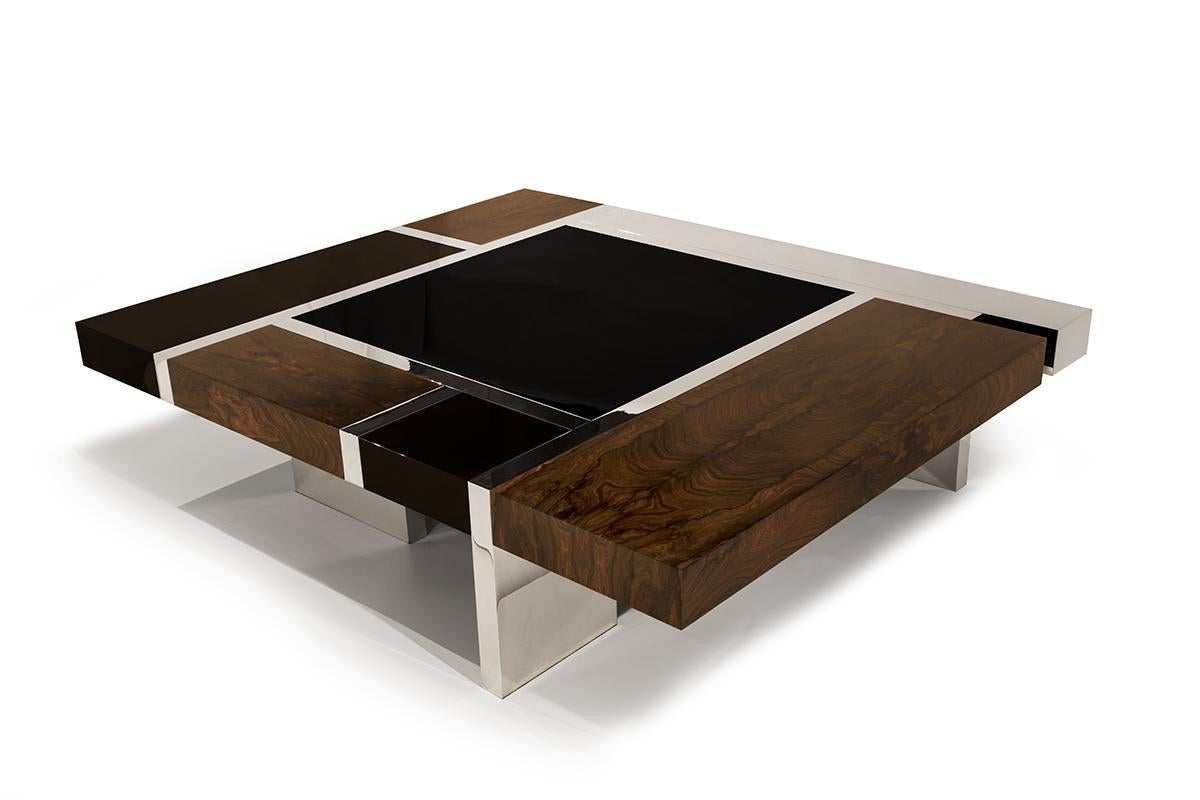 Conçue par Barlas Baylar, la table basse Biarritz crée une esthétique de grandeur avec sa combinaison de matériaux raffinés, bois H9 et plateau laqué noir, pieds et cadres en bronze poli. Les cadres en bronze poli créent un effet de décalage et