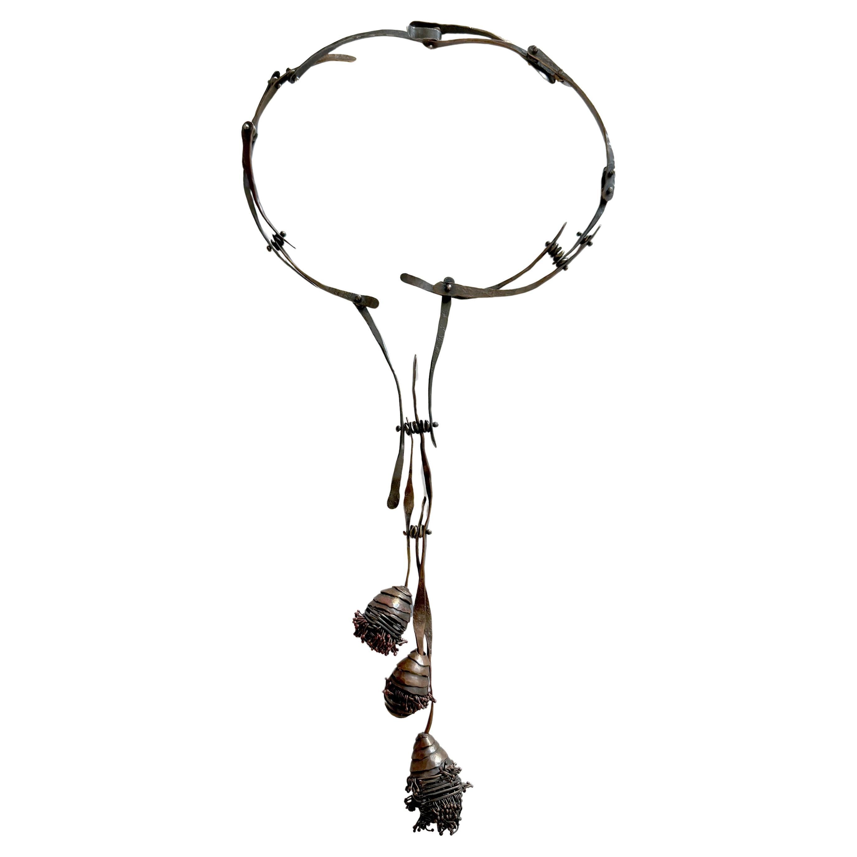 Collana con cerniera della serie Magnolia creata da Biba Schutz di New York City, New York. La collana è realizzata in bronzo, argento fine, argento sterling e rame. Le parti in metallo forgiato e argento sono state ossidate.  La collana ha una