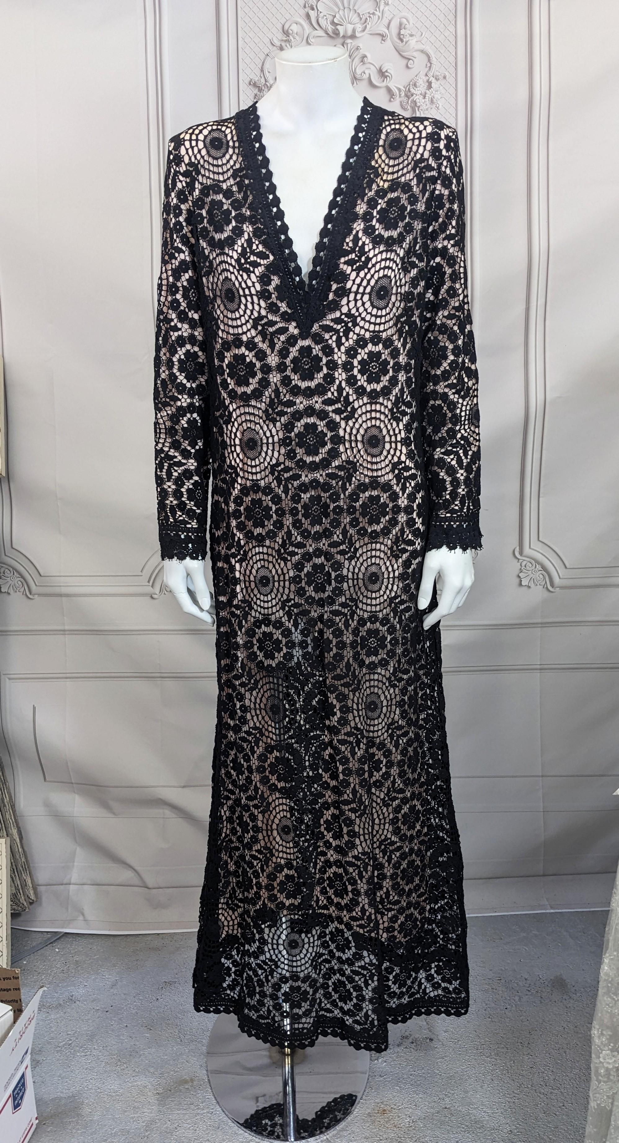 Maxi en dentelle de coton des années 1960, style Biba, avec doublure de combinaison en crêpe. Robe longue en dentelle ajourée de coton noir de style Biba, avec encolure en V profond et combinaison intérieure attachée en crêpe de rayonne de couleur