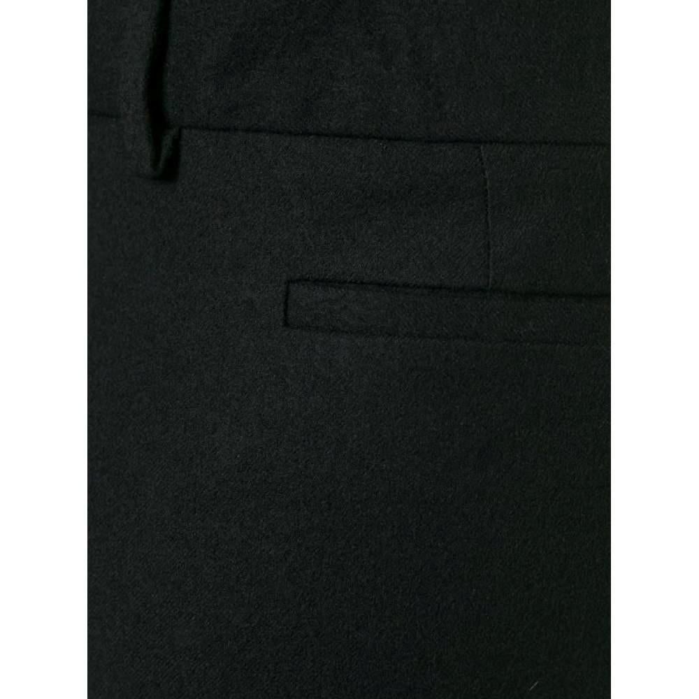 Pantalon droit en laine noire Biba des années 2000. Fermeture à crochets et à glissière dissimulée sur le devant. Deux poches latérales passepoilées et une à l'arrière. Bas évasé.

Taille : 46 IT

Mesures à plat
Hauteur : 98 cm
Taille : 40