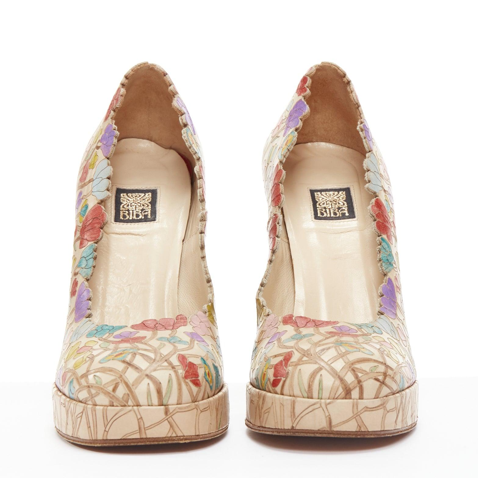 Beige BIBA Vintage brown floral illustration scalloped round toe platform pump EU37 For Sale