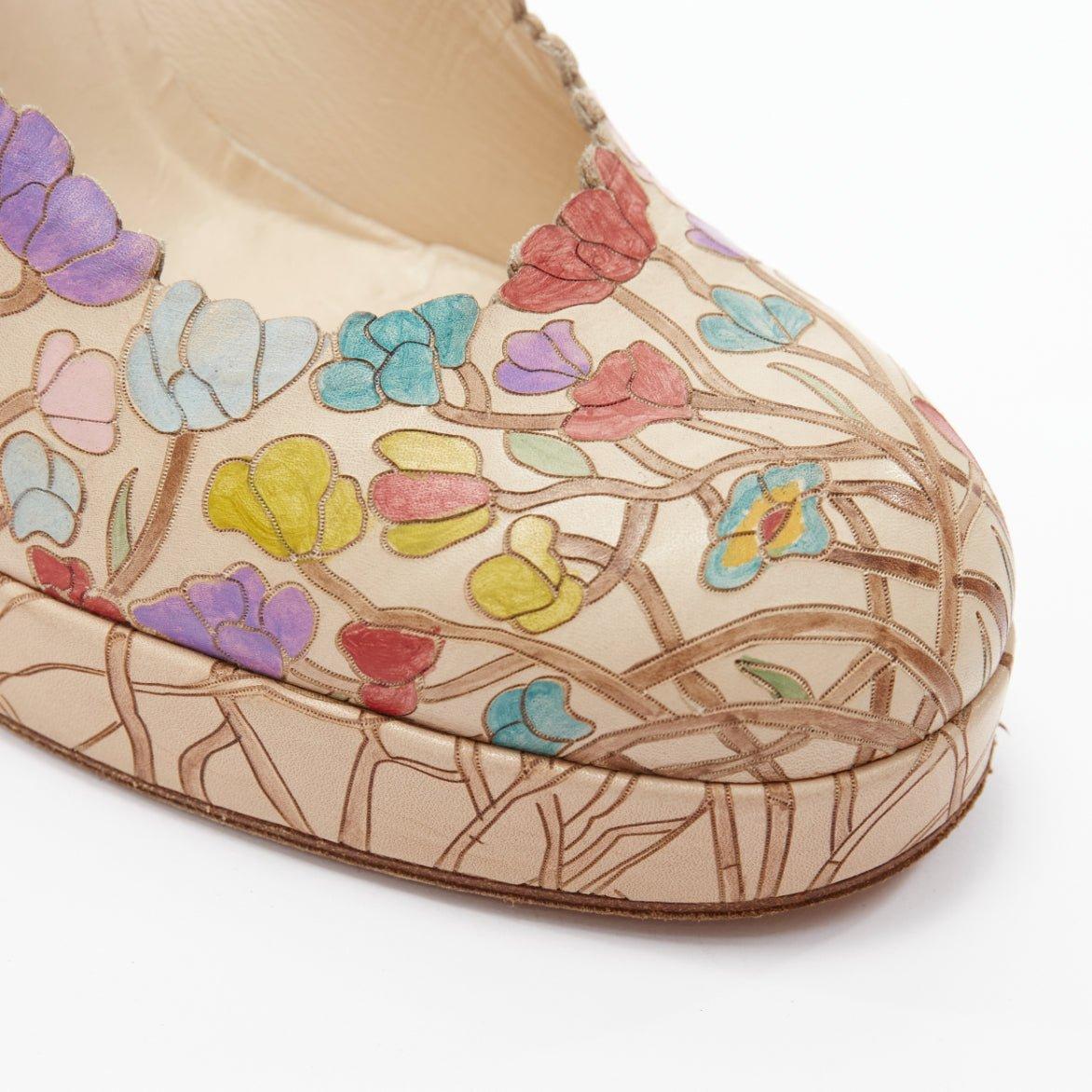 BIBA Vintage brown floral illustration scalloped round toe platform pump EU37 For Sale 2