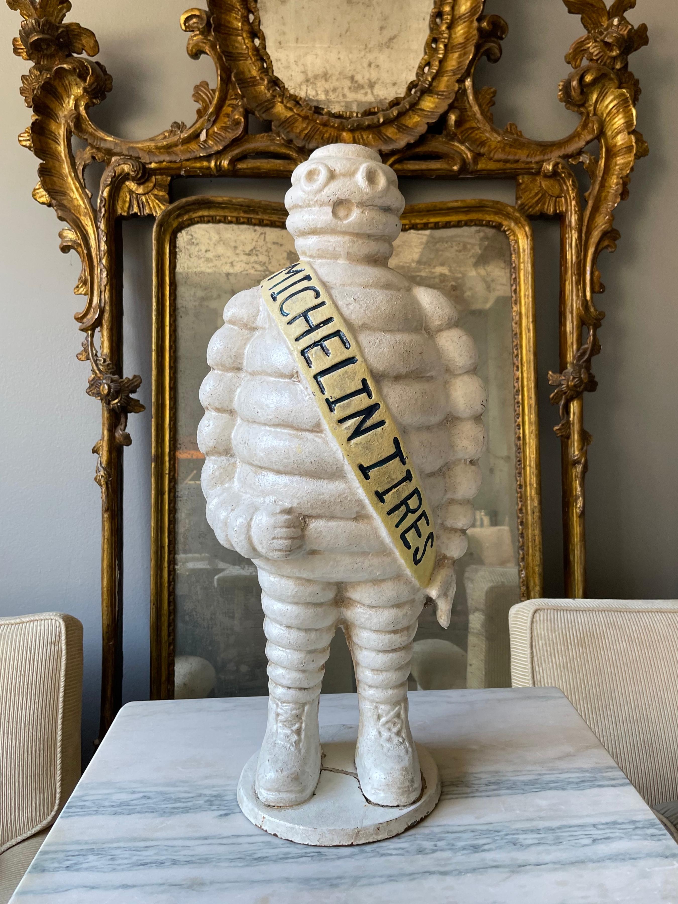 Bibendum Michelin-Männchen Werbeskulptur. Original weiß lackierte gusseiserne Bibendum-Figur aus der Mitte des letzten Jahrhunderts. England, ca. 1960er Jahre.
Abmessungen: 10
