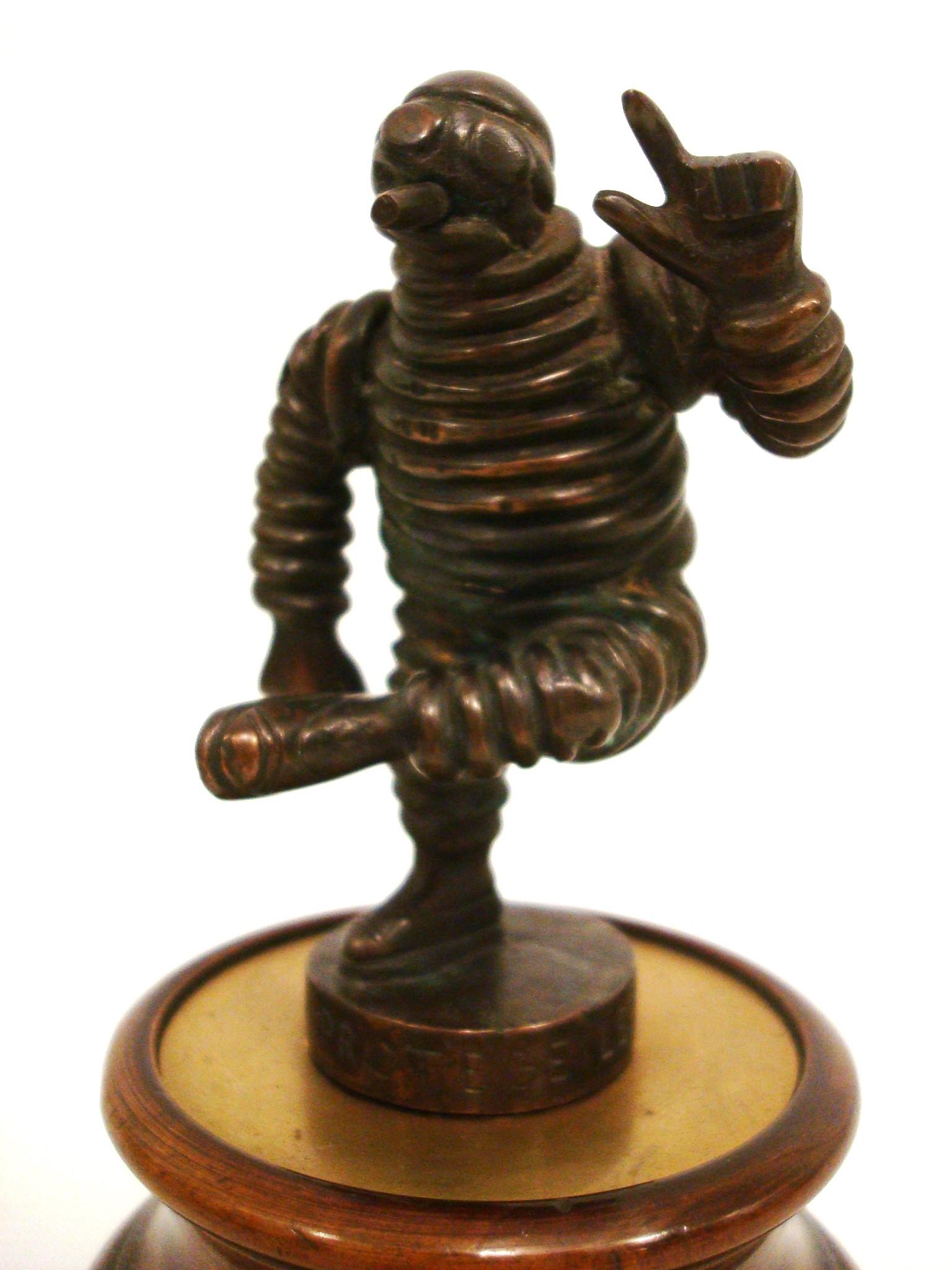 Bibendum Michelin Man Bronze Auto Maskottchen, Hood's Ornament, Automobilia im Angebot 6