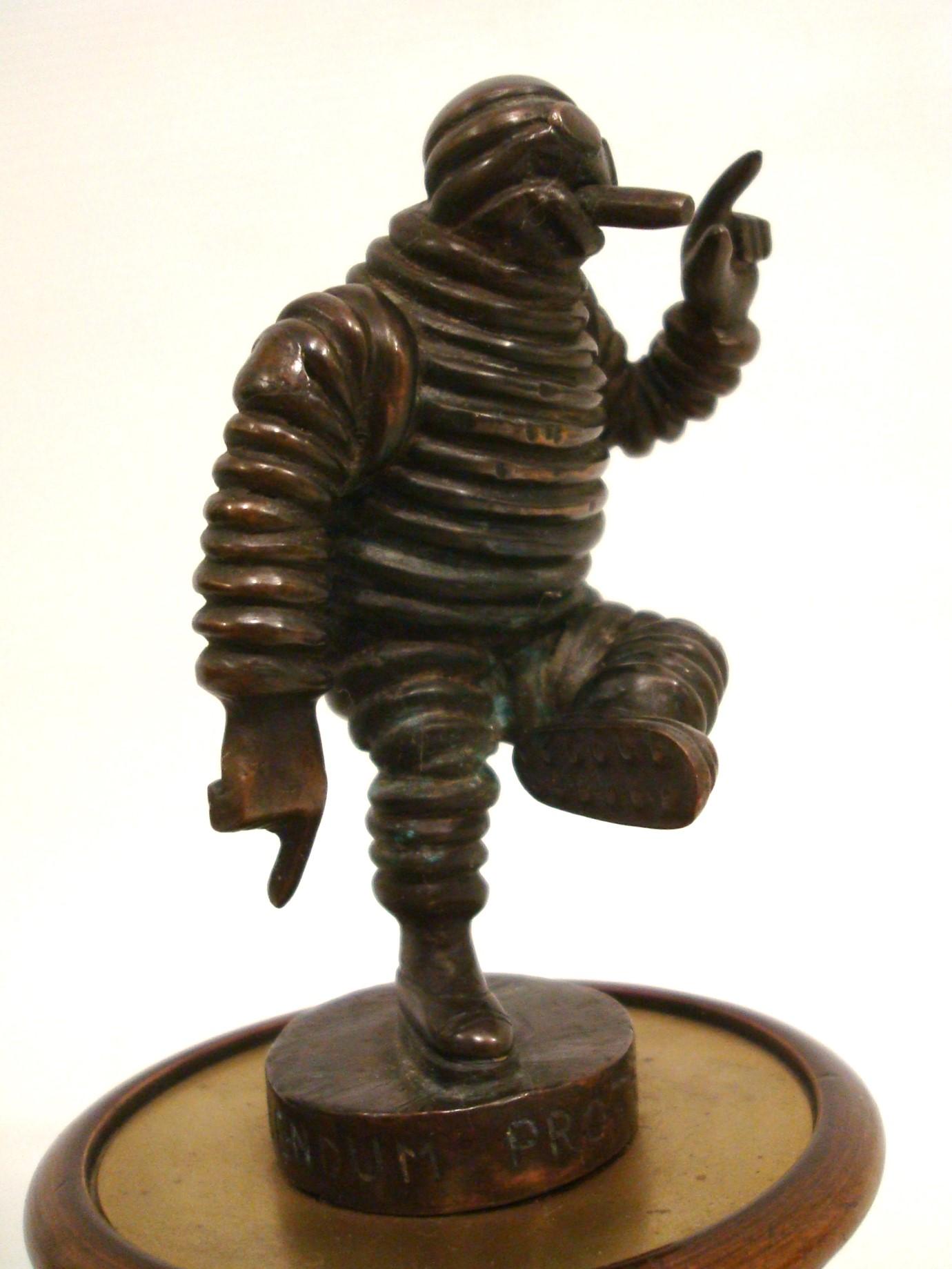 Bibendum Michelin Man Bronze Auto Maskottchen, Hood's Ornament, Automobilia (Französisch) im Angebot