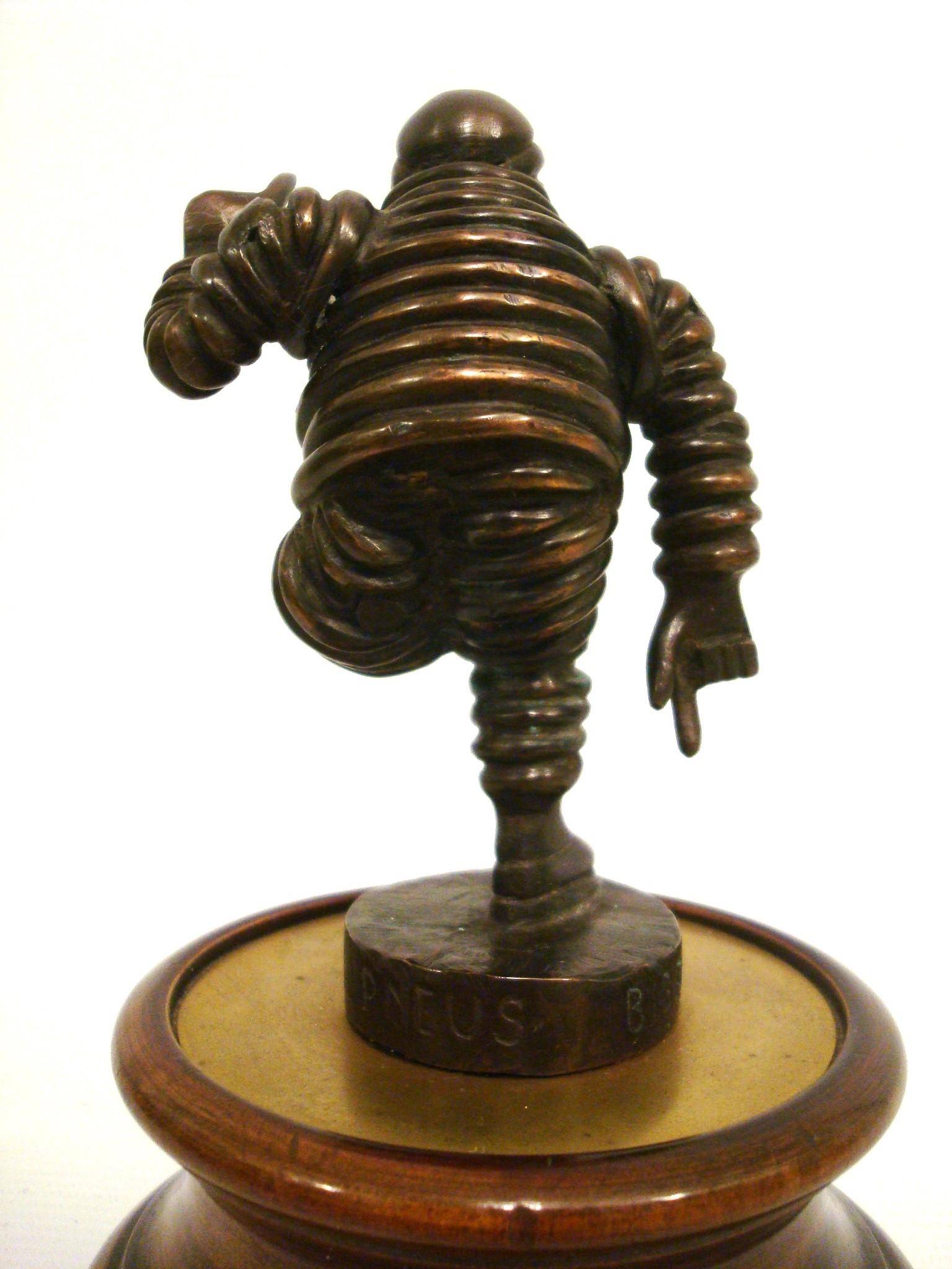 Bibendum Michelin Man Bronze Auto Maskottchen, Hood's Ornament, Automobilia im Angebot 1