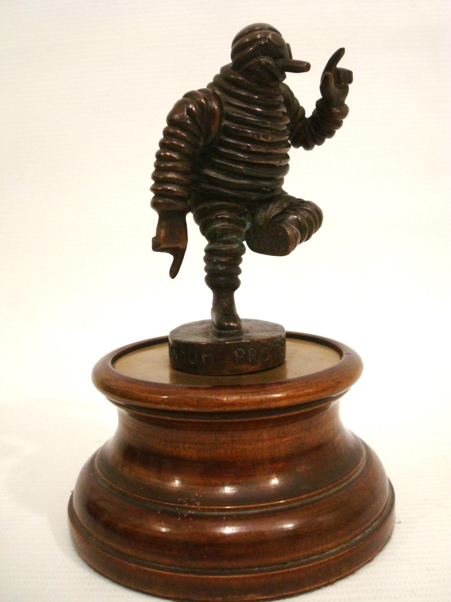 Bibendum Michelin Man Bronze Auto Maskottchen, Hood's Ornament, Automobilia im Angebot 3