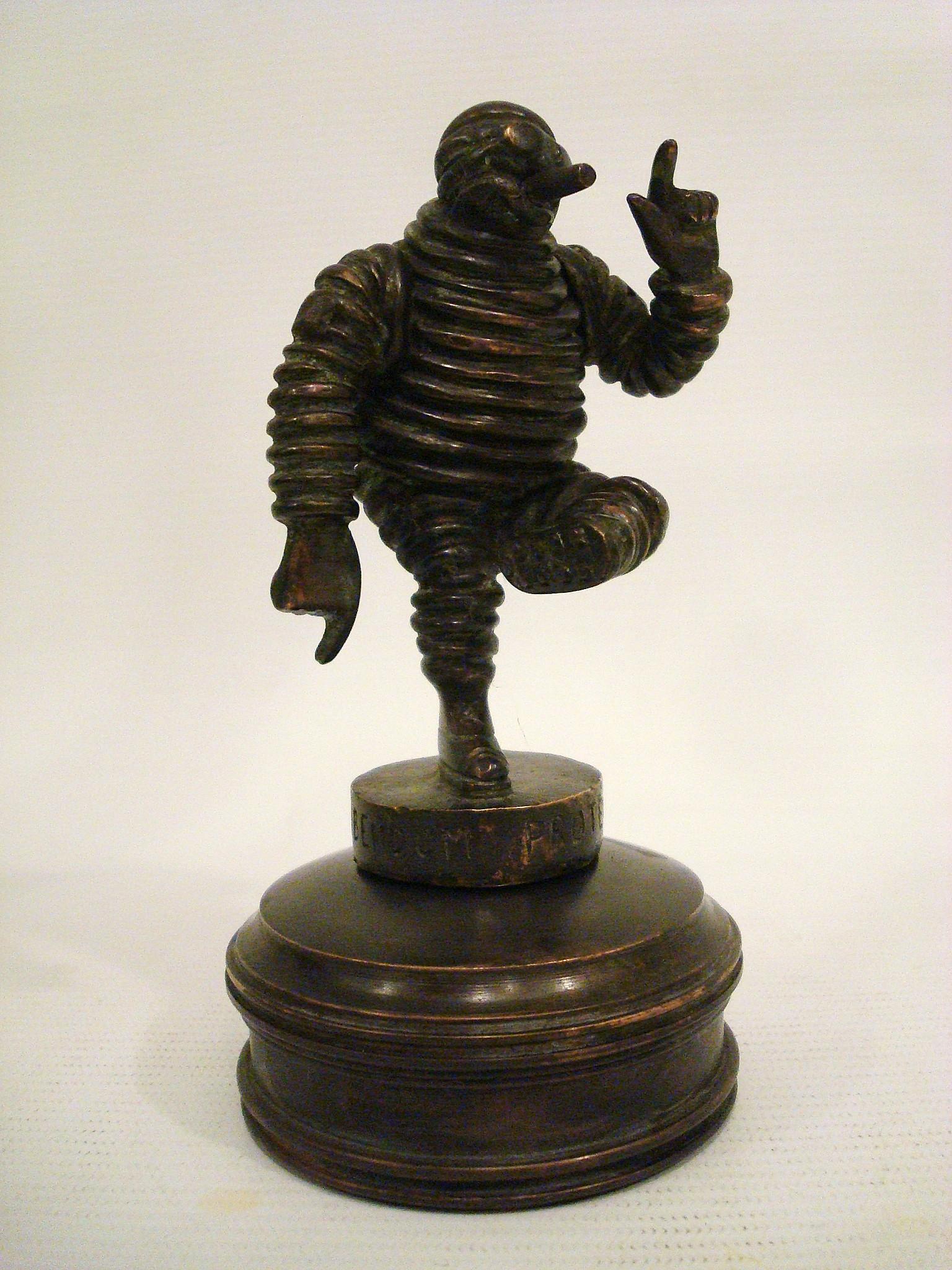 Bibendum Michelin Man Mascotte in bronzo, ornamento per il cofano, Automobilia, Francia 1909 in vendita 2
