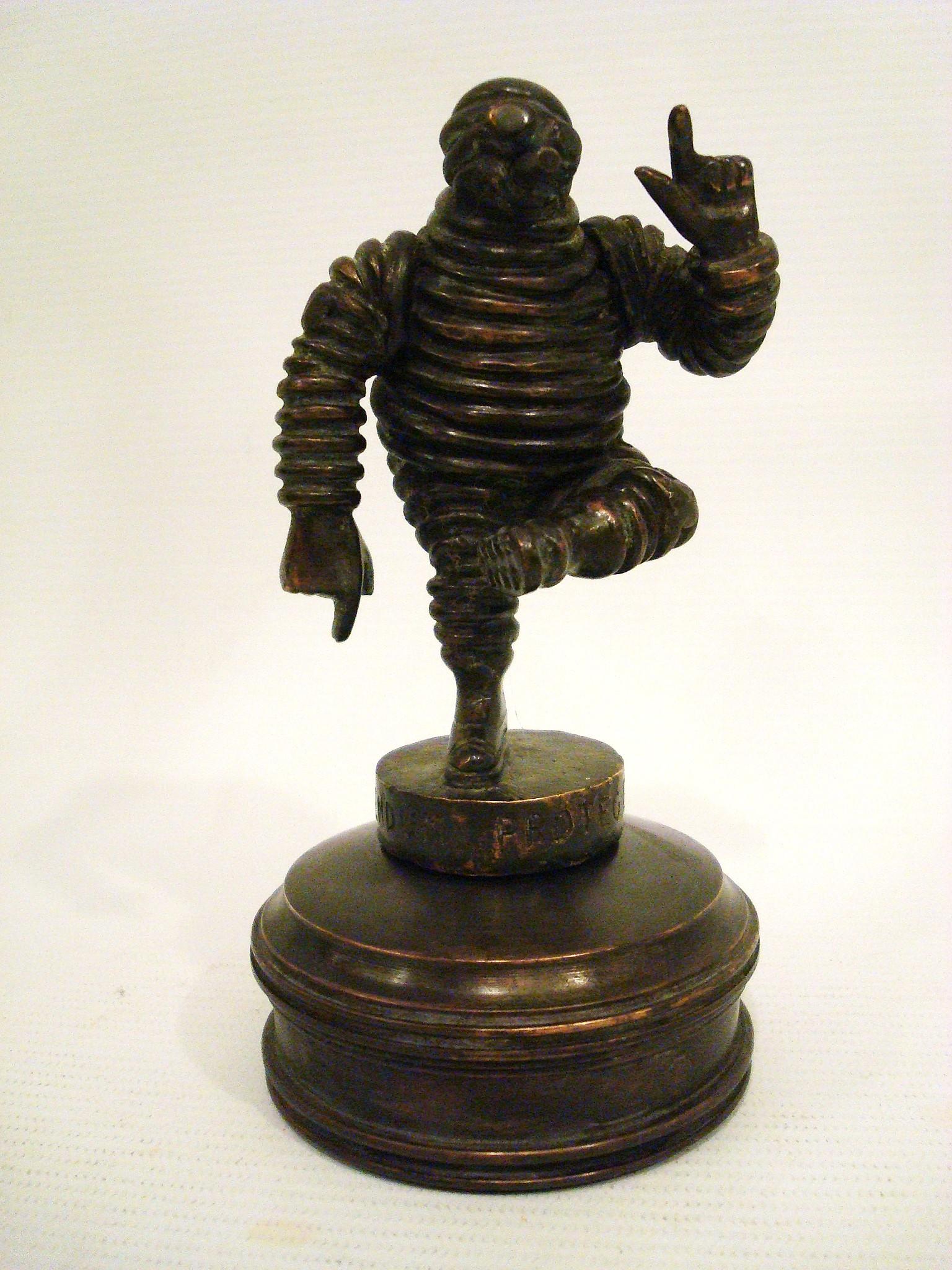 Art Nouveau Bibendum Michelin Man Mascotte in bronzo, ornamento per il cofano, Automobilia, Francia 1909 in vendita
