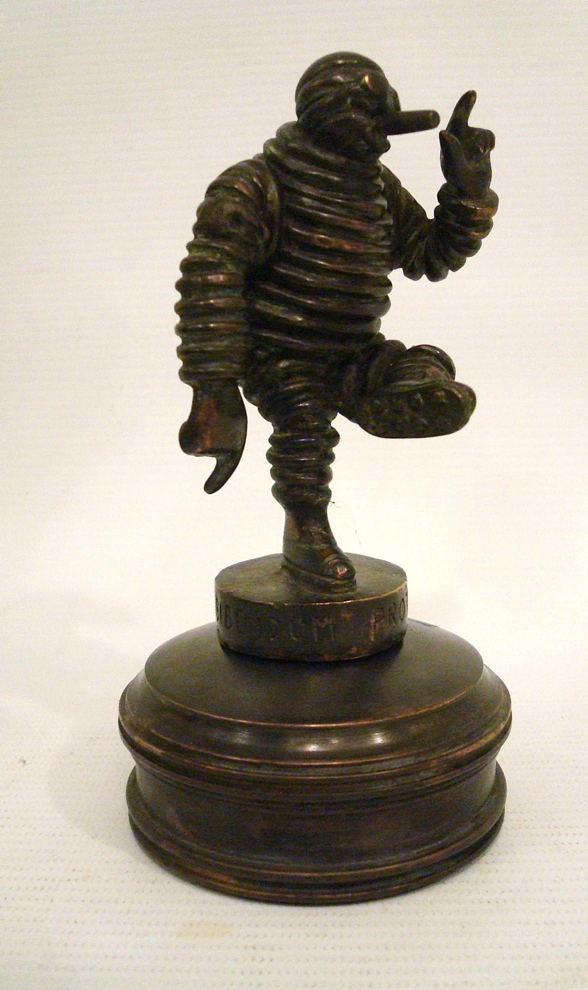Francese Bibendum Michelin Man Mascotte in bronzo, ornamento per il cofano, Automobilia, Francia 1909 in vendita