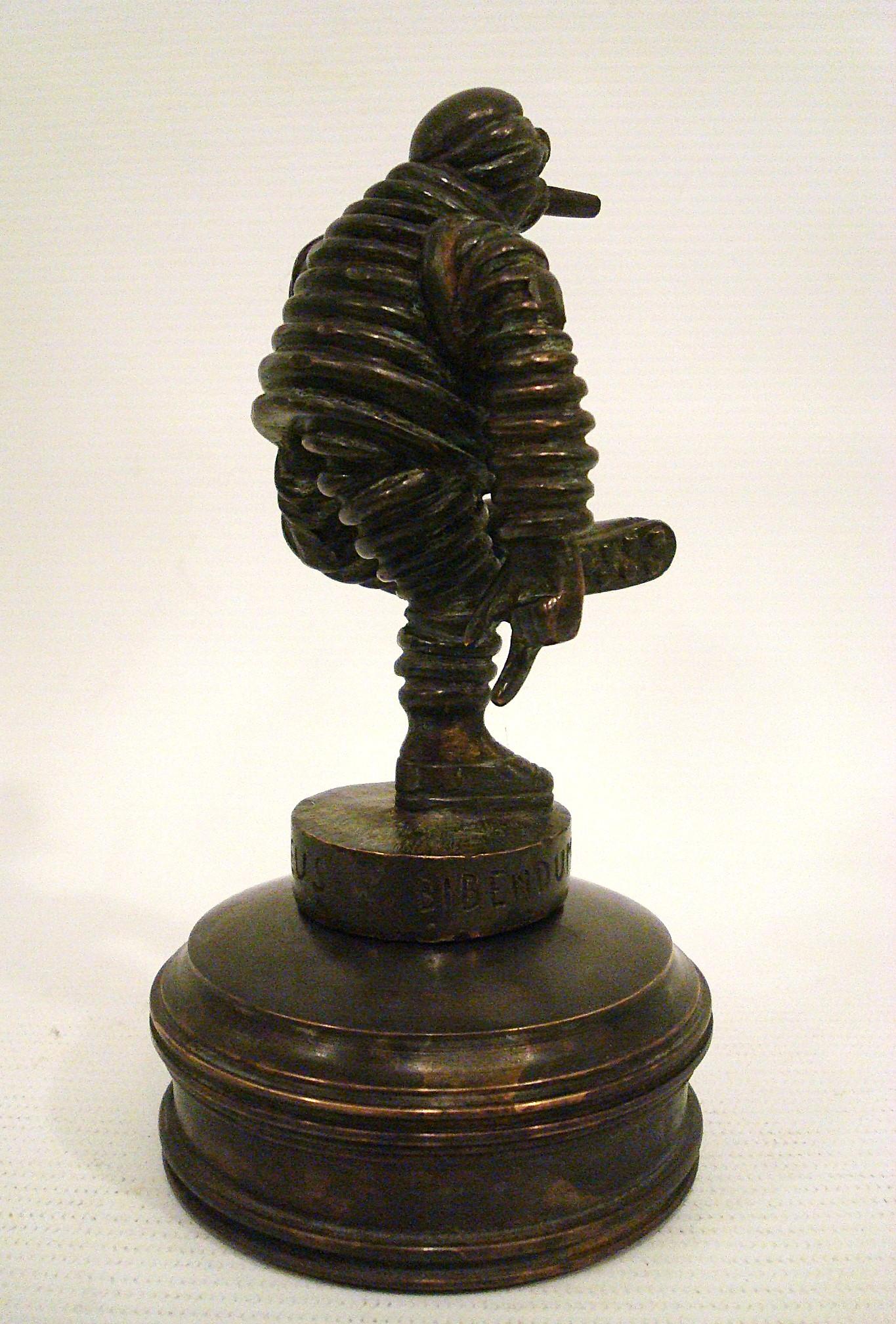 Calco Bibendum Michelin Man Mascotte in bronzo, ornamento per il cofano, Automobilia, Francia 1909 in vendita