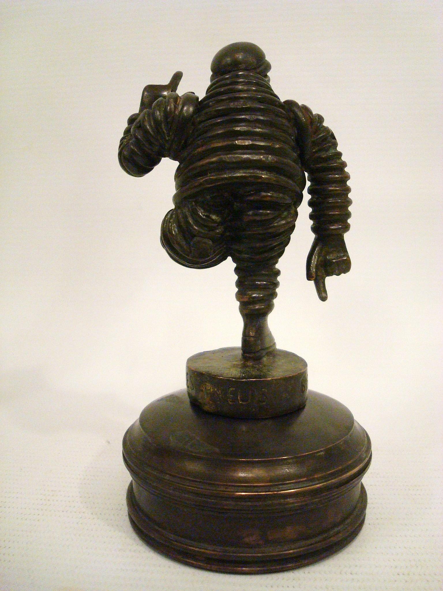 Bibendum Michelin Man Mascotte in bronzo, ornamento per il cofano, Automobilia, Francia 1909 In condizioni buone in vendita a Buenos Aires, Olivos