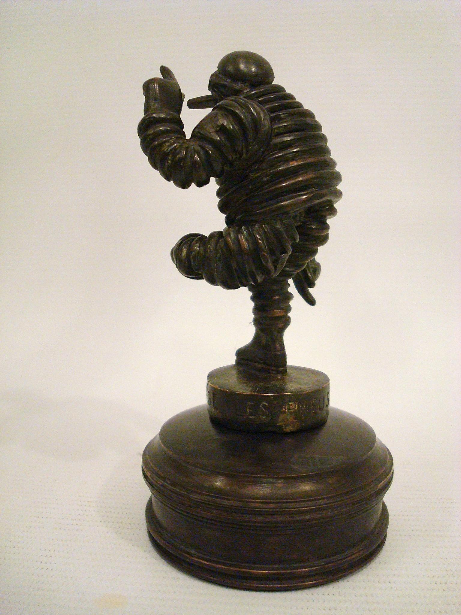 Inizio XX secolo Bibendum Michelin Man Mascotte in bronzo, ornamento per il cofano, Automobilia, Francia 1909 in vendita
