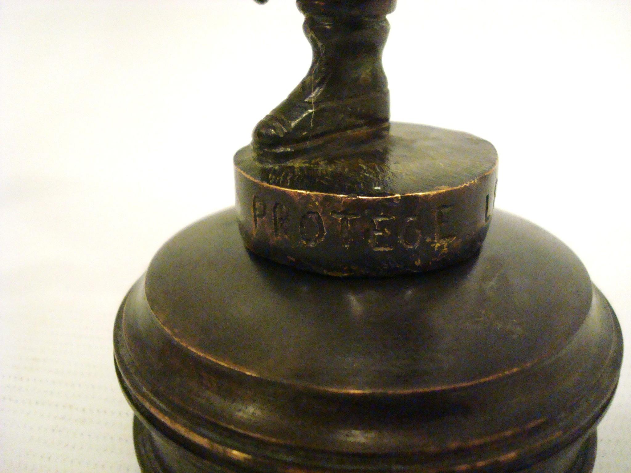 Bronzo Bibendum Michelin Man Mascotte in bronzo, ornamento per il cofano, Automobilia, Francia 1909 in vendita