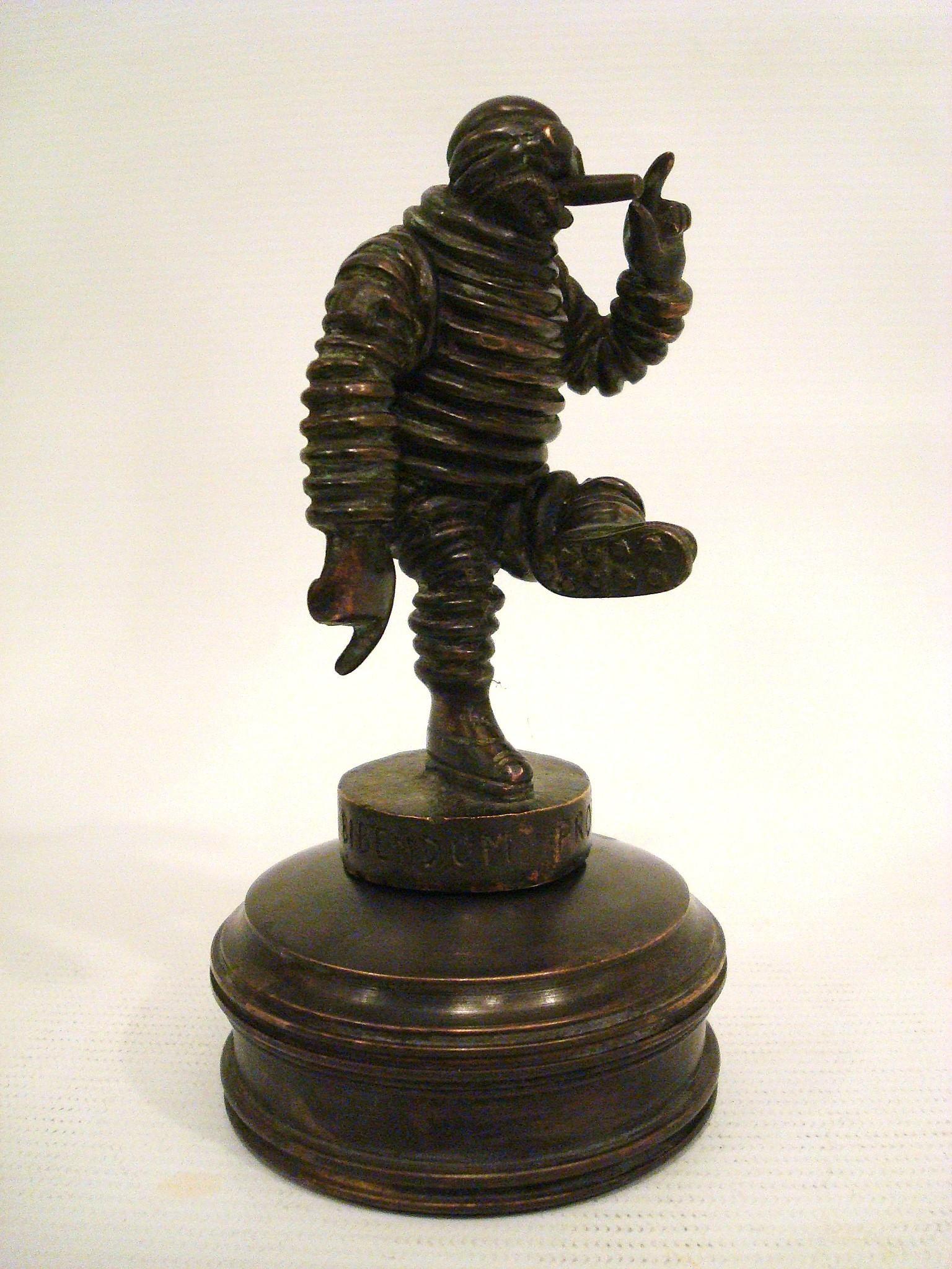 Bibendum Michelin Man Mascotte in bronzo, ornamento per il cofano, Automobilia, Francia 1909 in vendita 1