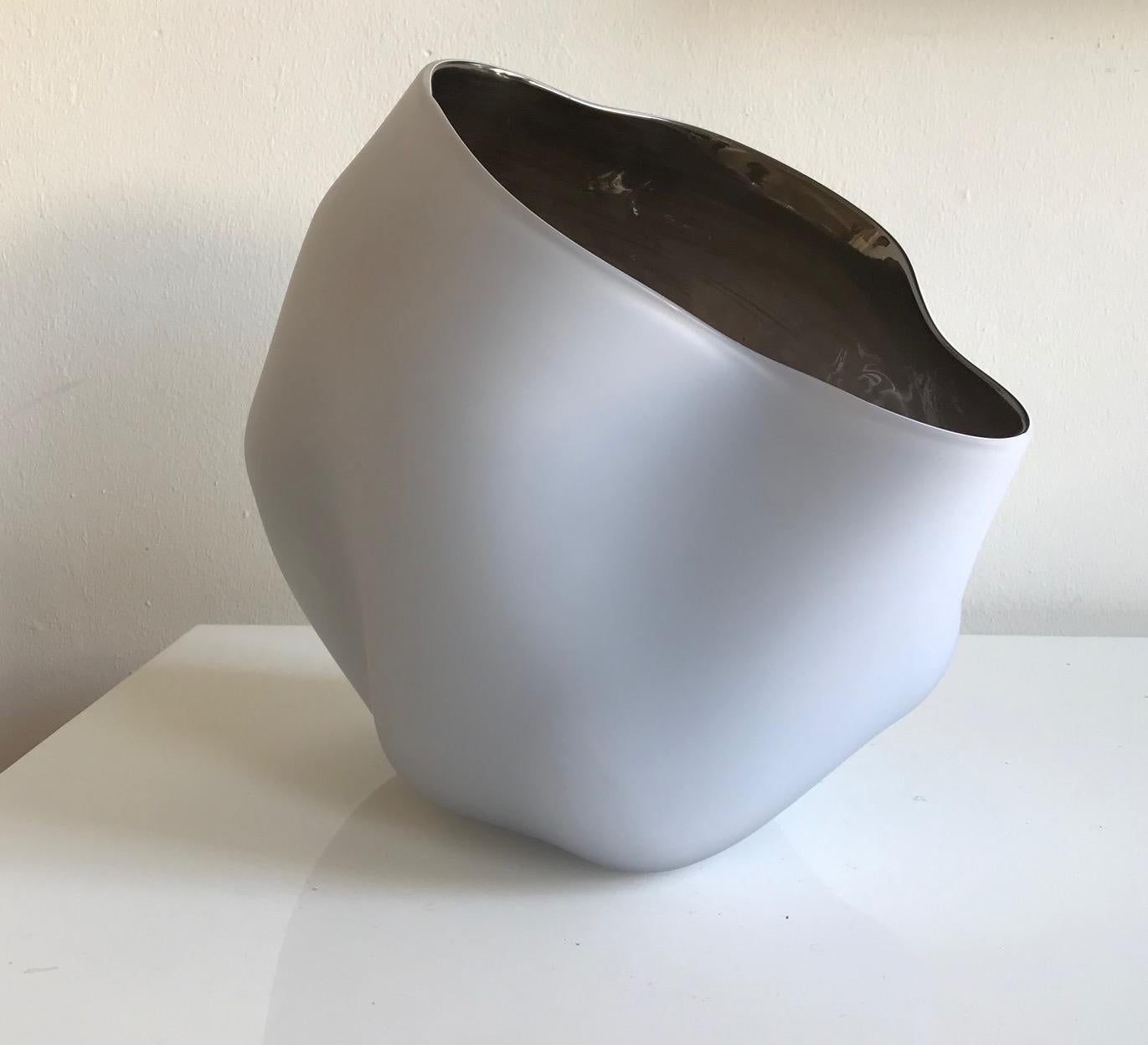 Zeitgenössische Skulptur „ Cloud“ aus sandgestrahltem und geblasenem Glas in Weiß und Braun (Grau), Abstract Sculpture, von Bibi Smit 