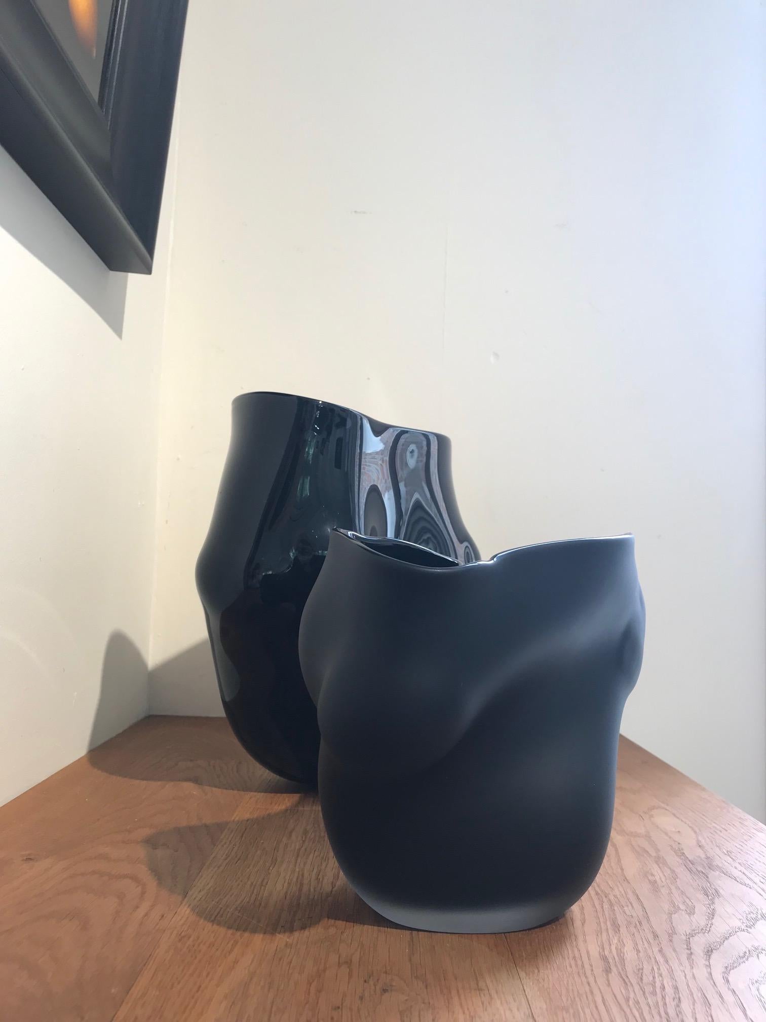 Bibi Smit (1965) est une artiste verrière et designer néerlandaise. Sa Nature explore les motifs, les rythmes et les couleurs du mouvement dans la nature. Son processus créatif se concentre sur la relation entre les phénomènes naturels et la