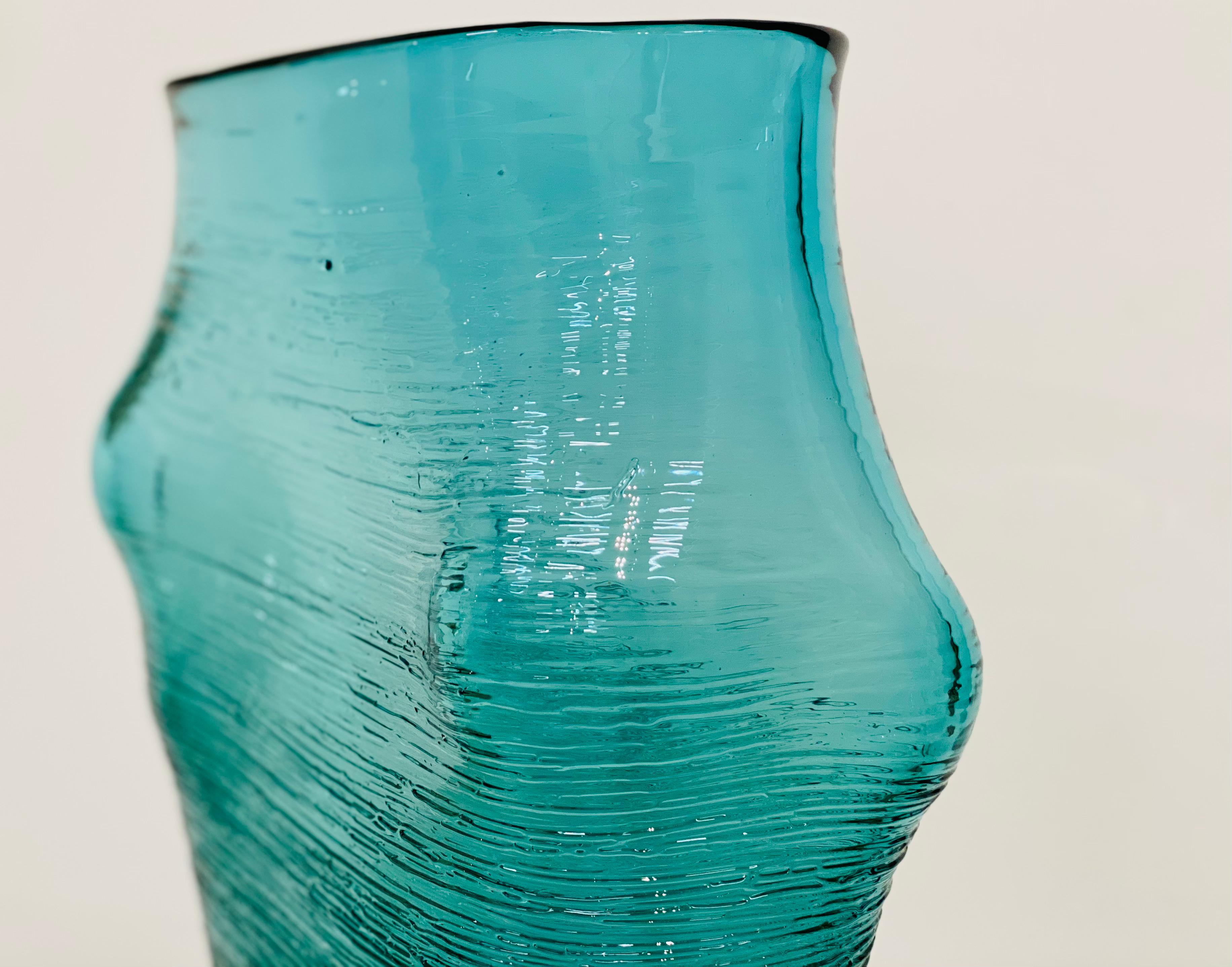 Forme fluide, bleue - Objet en verre soufflé du 21e siècle - Gris Abstract Sculpture par Bibi Smit
